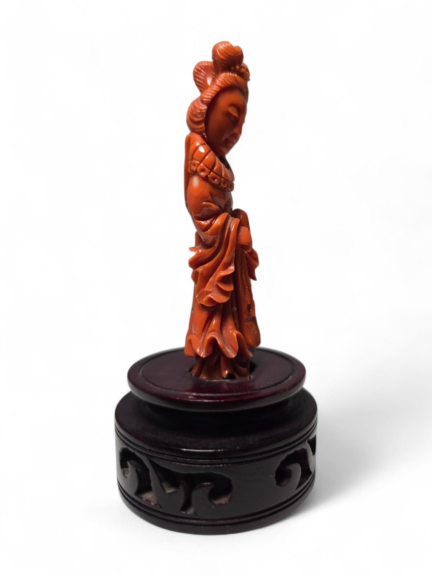 Exquisita Escultura de Coral Rojo de Dama China de 1930 en venta 6