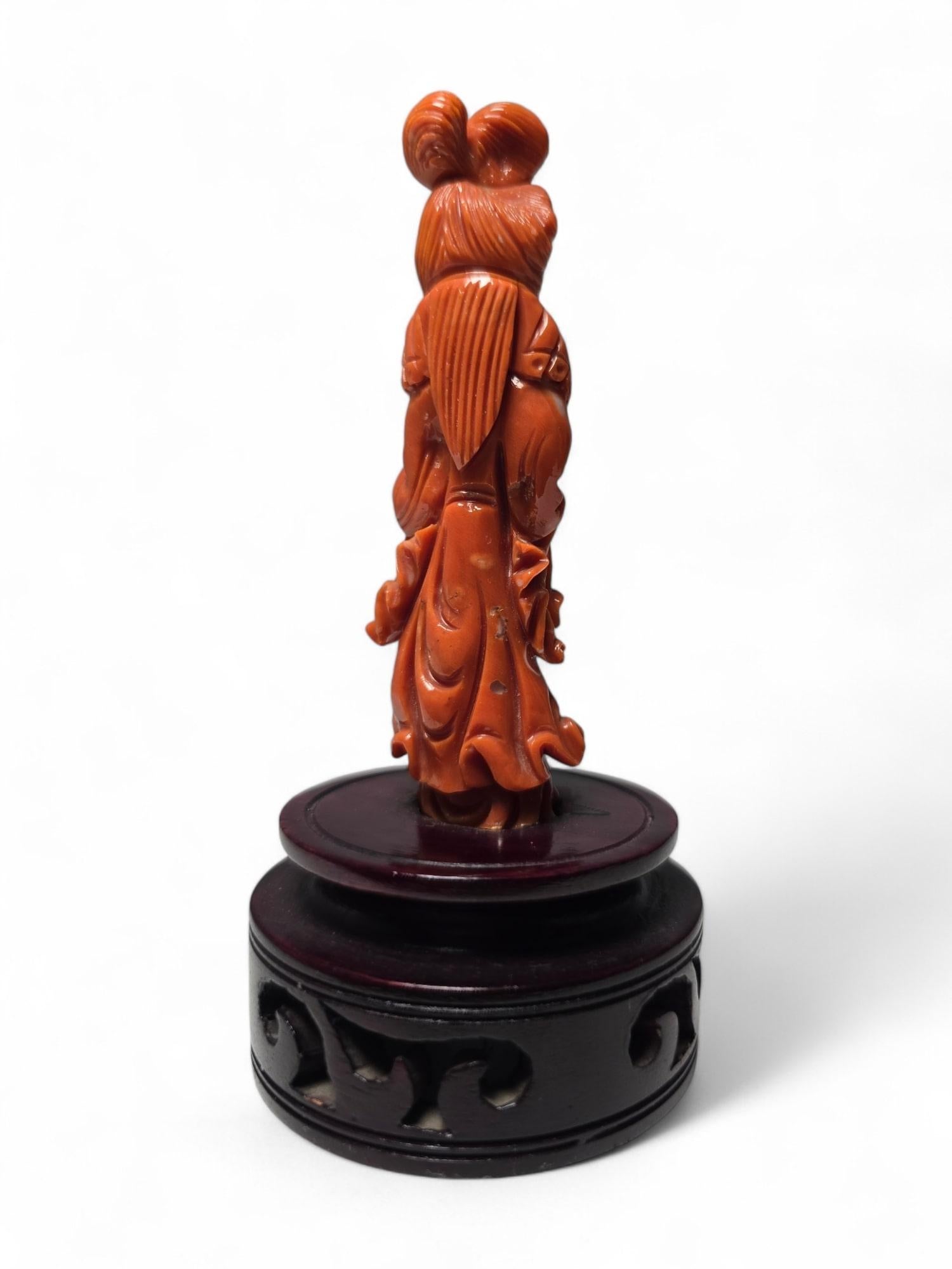 Exquisita Escultura de Coral Rojo de Dama China de 1930 en venta 7
