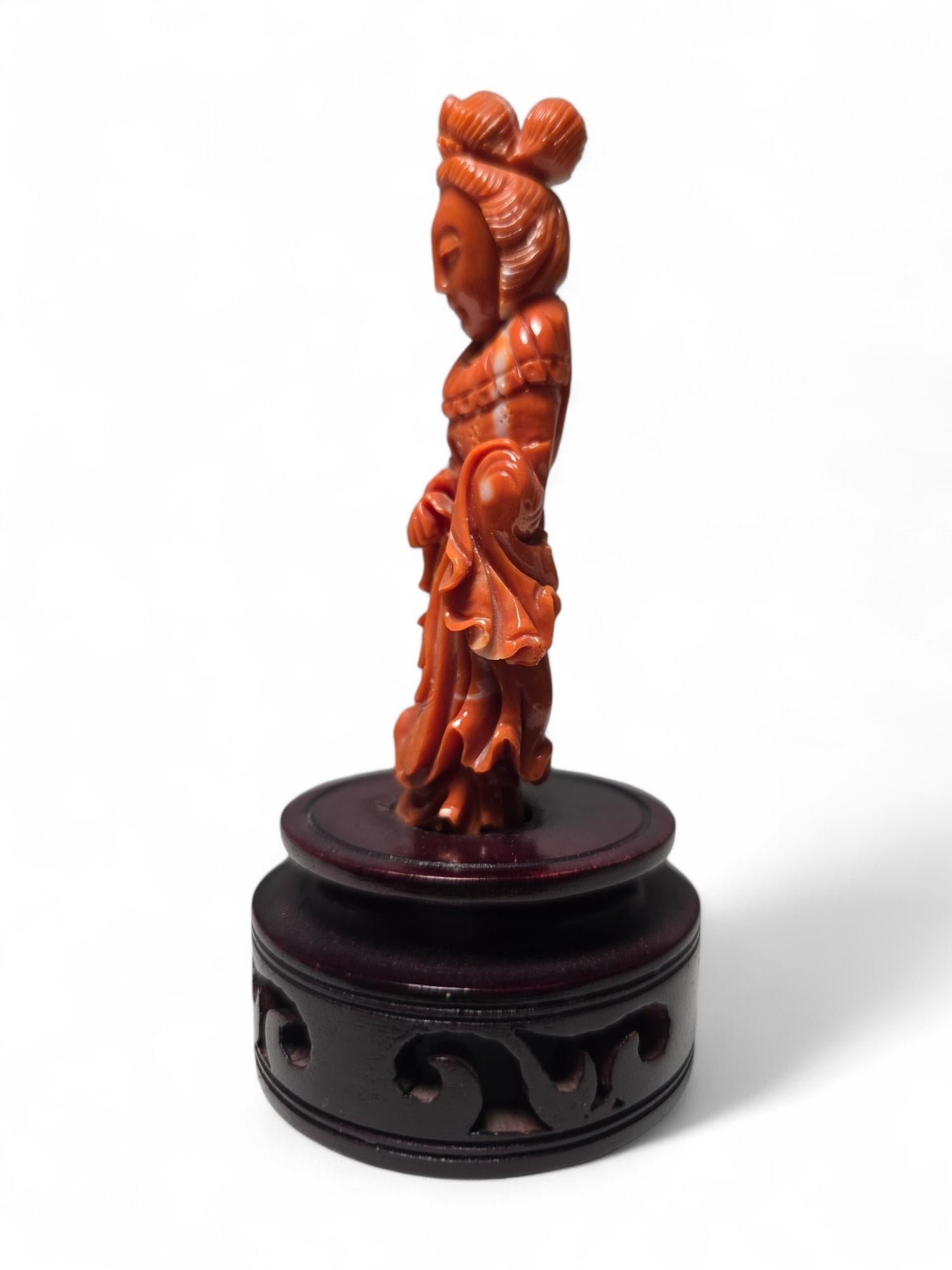 Exquisita Escultura de Coral Rojo de Dama China de 1930 en venta 8