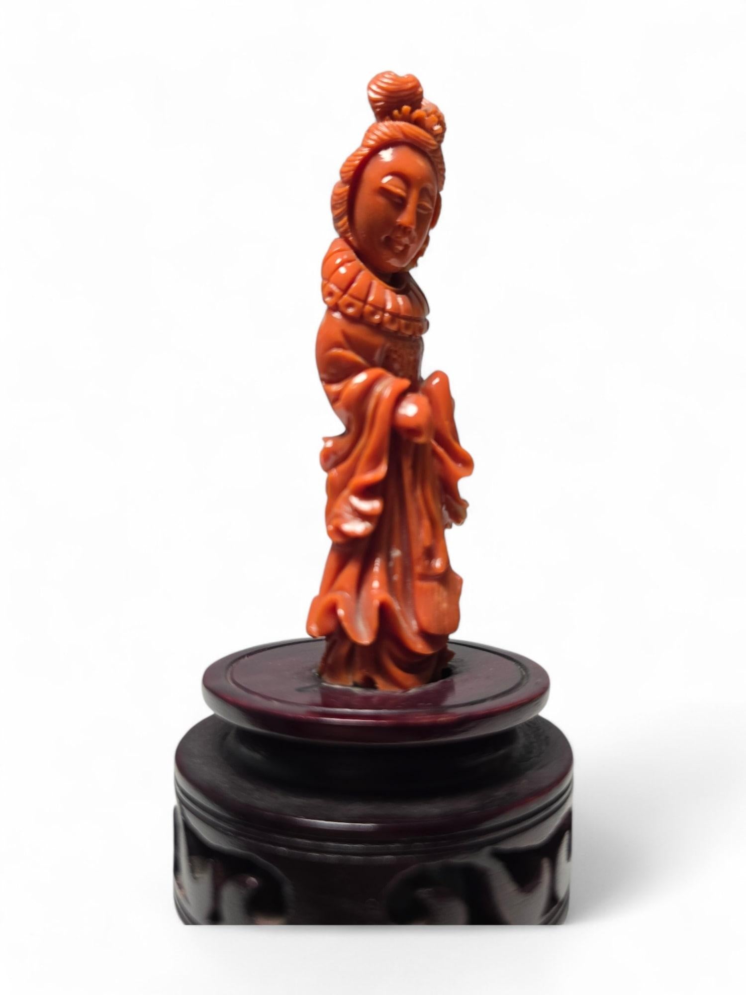 Exquisita Escultura de Coral Rojo de Dama China de 1930 en venta 9