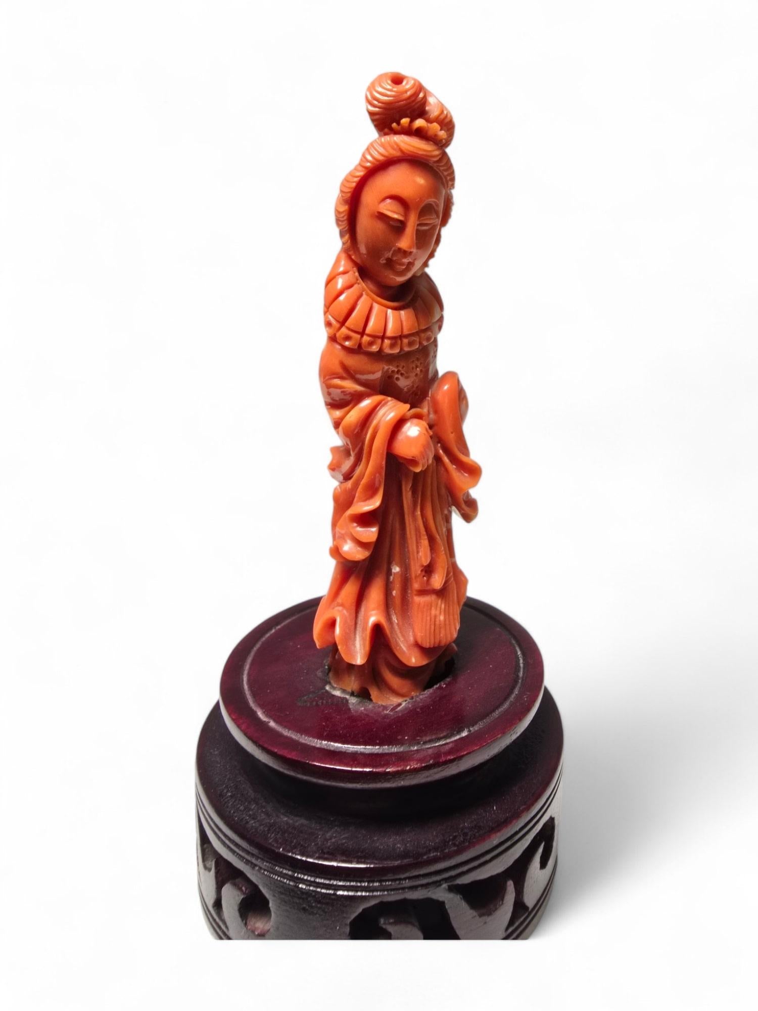 Exquisita Escultura de Coral Rojo de Dama China de 1930 en venta 10