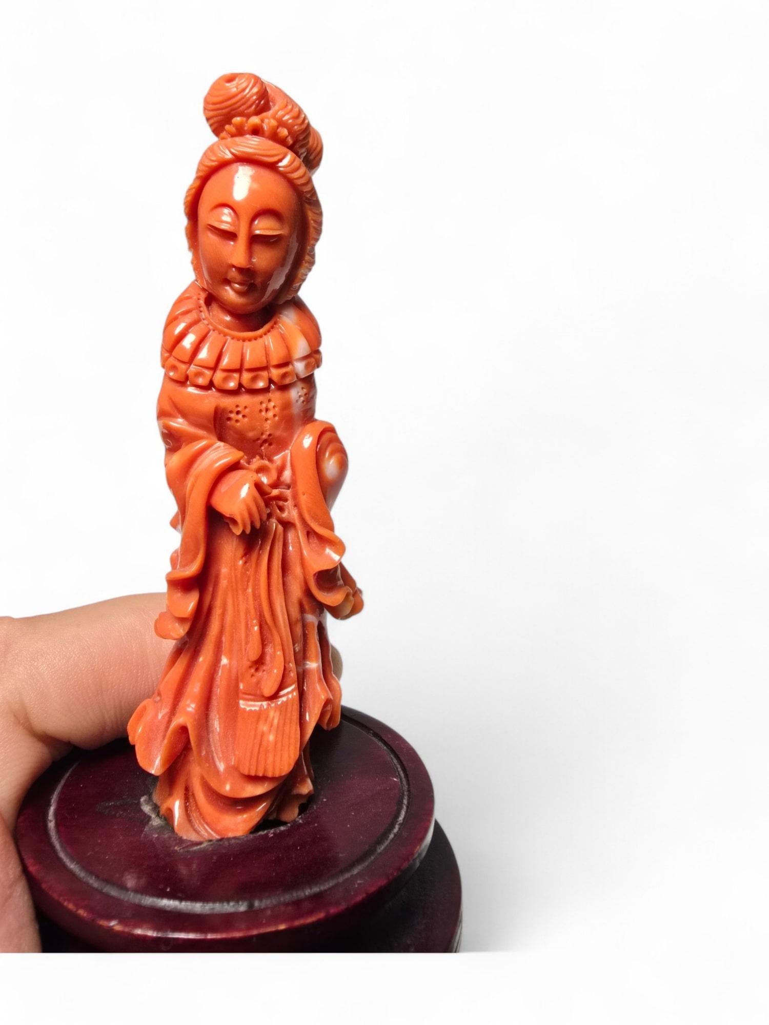 Exquisita Escultura de Coral Rojo de Dama China de 1930 en venta 11