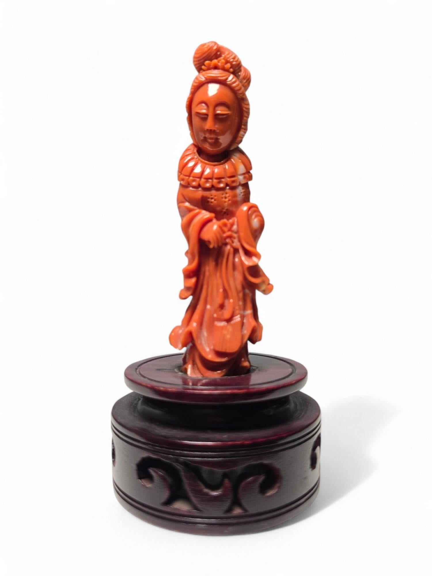 Exquisita Escultura de Coral Rojo de Dama China de 1930 en venta 13