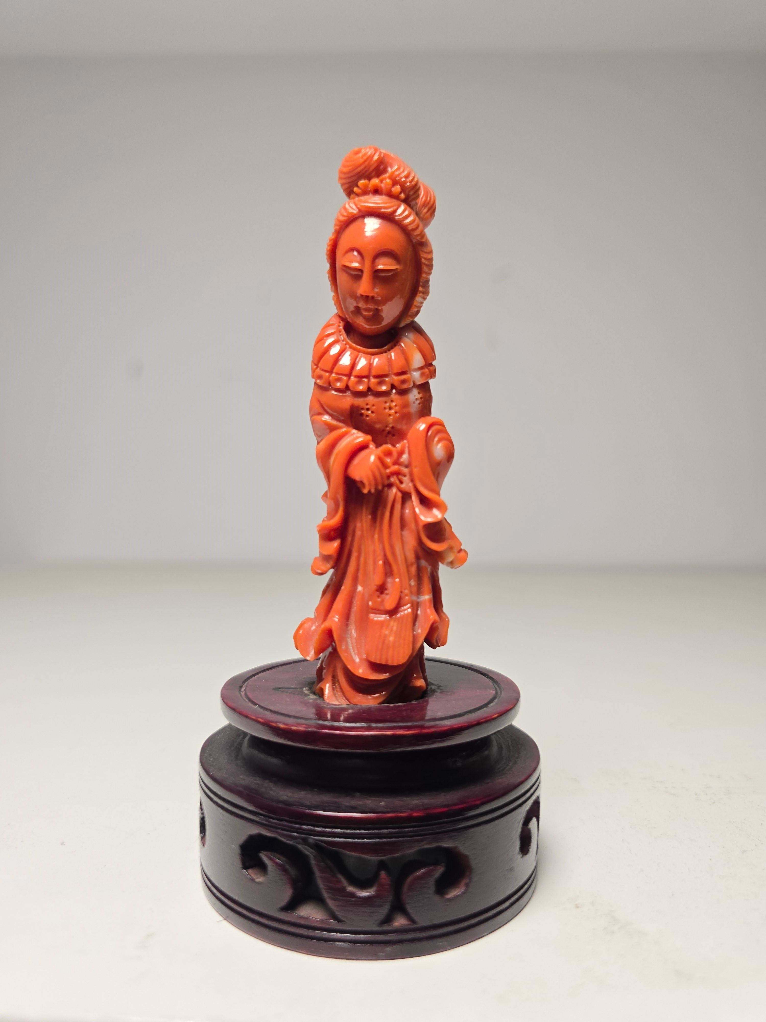 Te presentamos una impresionante escultura de coral rojo de los años 30, tallada con maestría para representar a una elegante dama china. Esta exquisita pieza muestra la belleza y la delicadeza del arte del coral, lo que la convierte en una