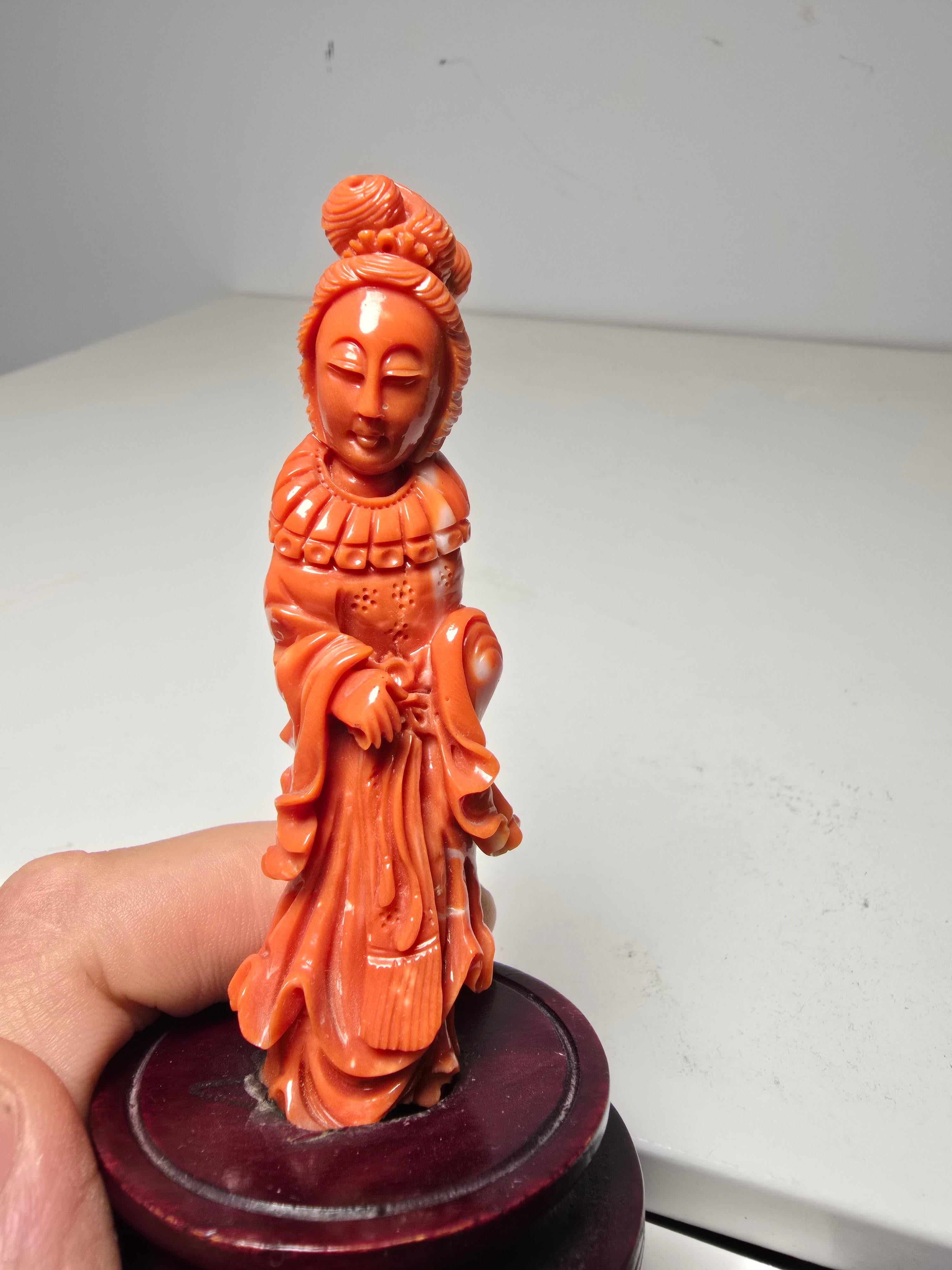 Exquisita Escultura de Coral Rojo de Dama China de 1930 principios del siglo XX en venta