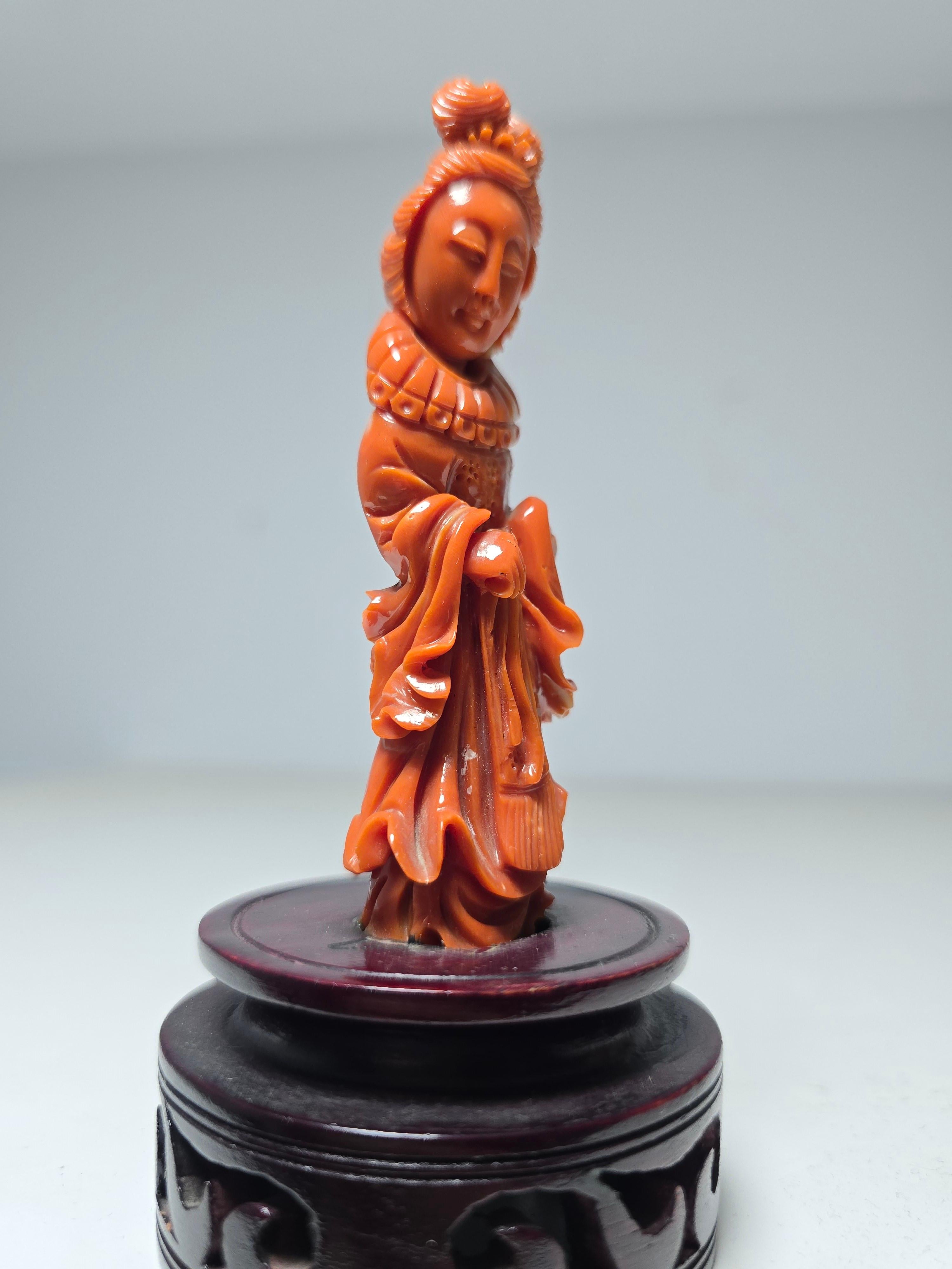 Exquisita Escultura de Coral Rojo de Dama China de 1930 en venta 1