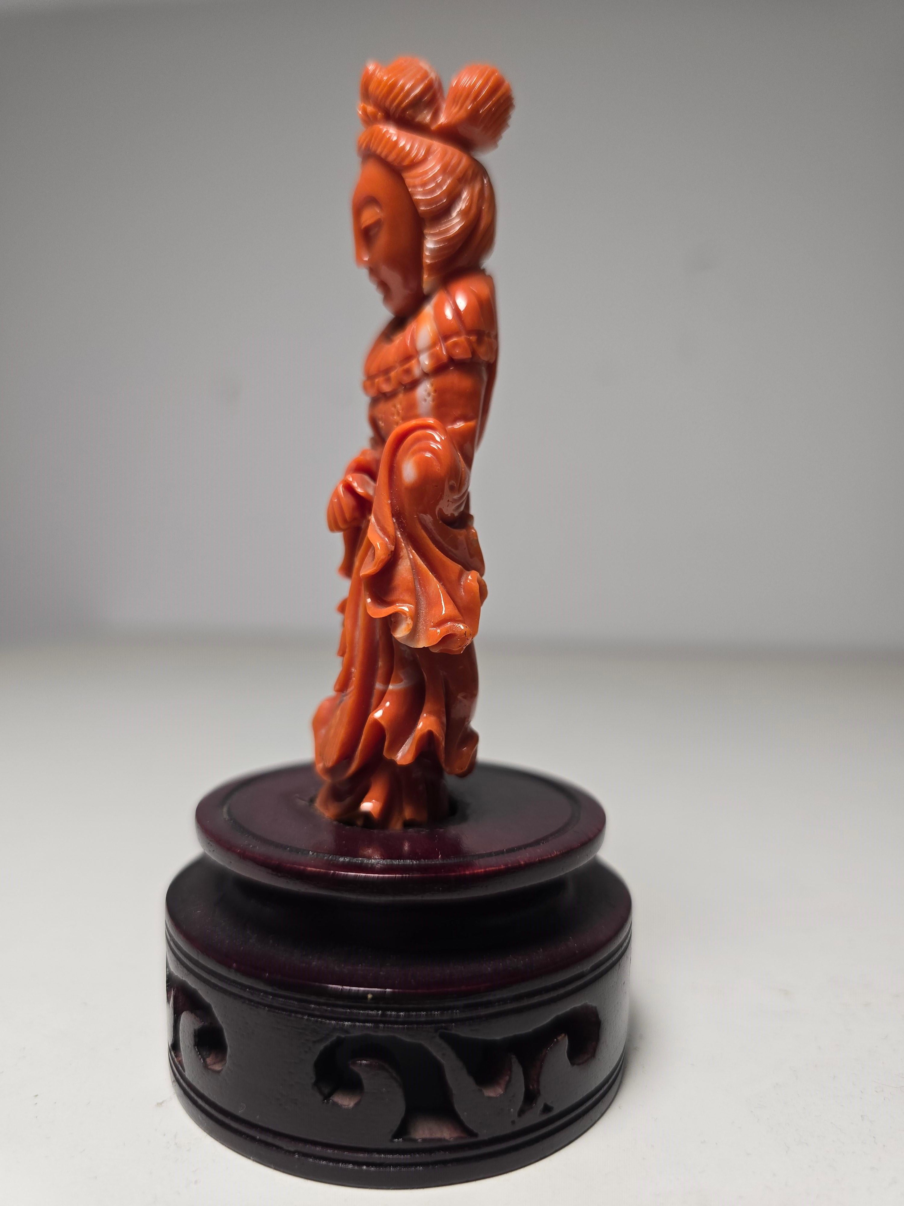 Exquisita Escultura de Coral Rojo de Dama China de 1930 en venta 2