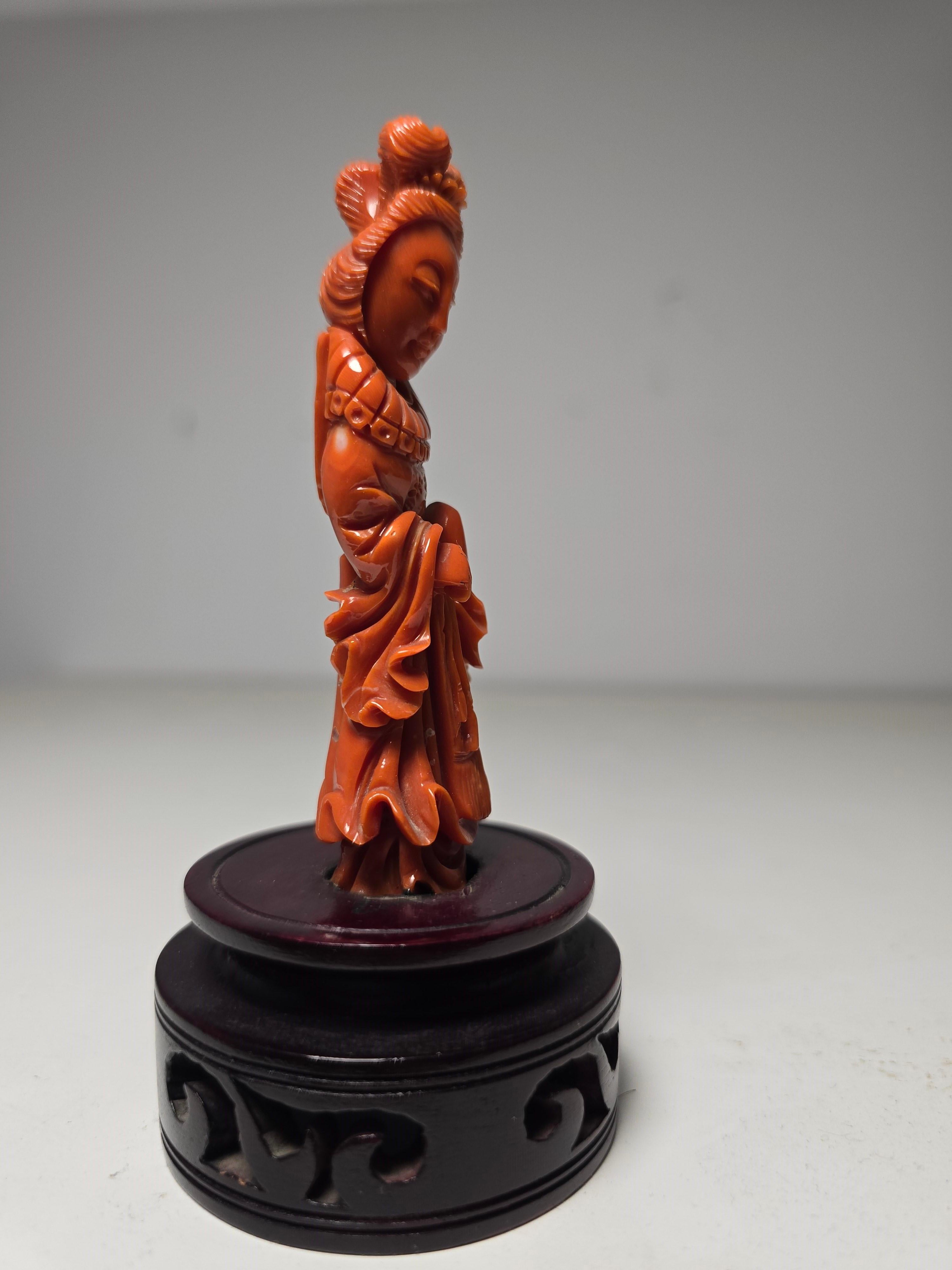 Exquisita Escultura de Coral Rojo de Dama China de 1930 en venta 3