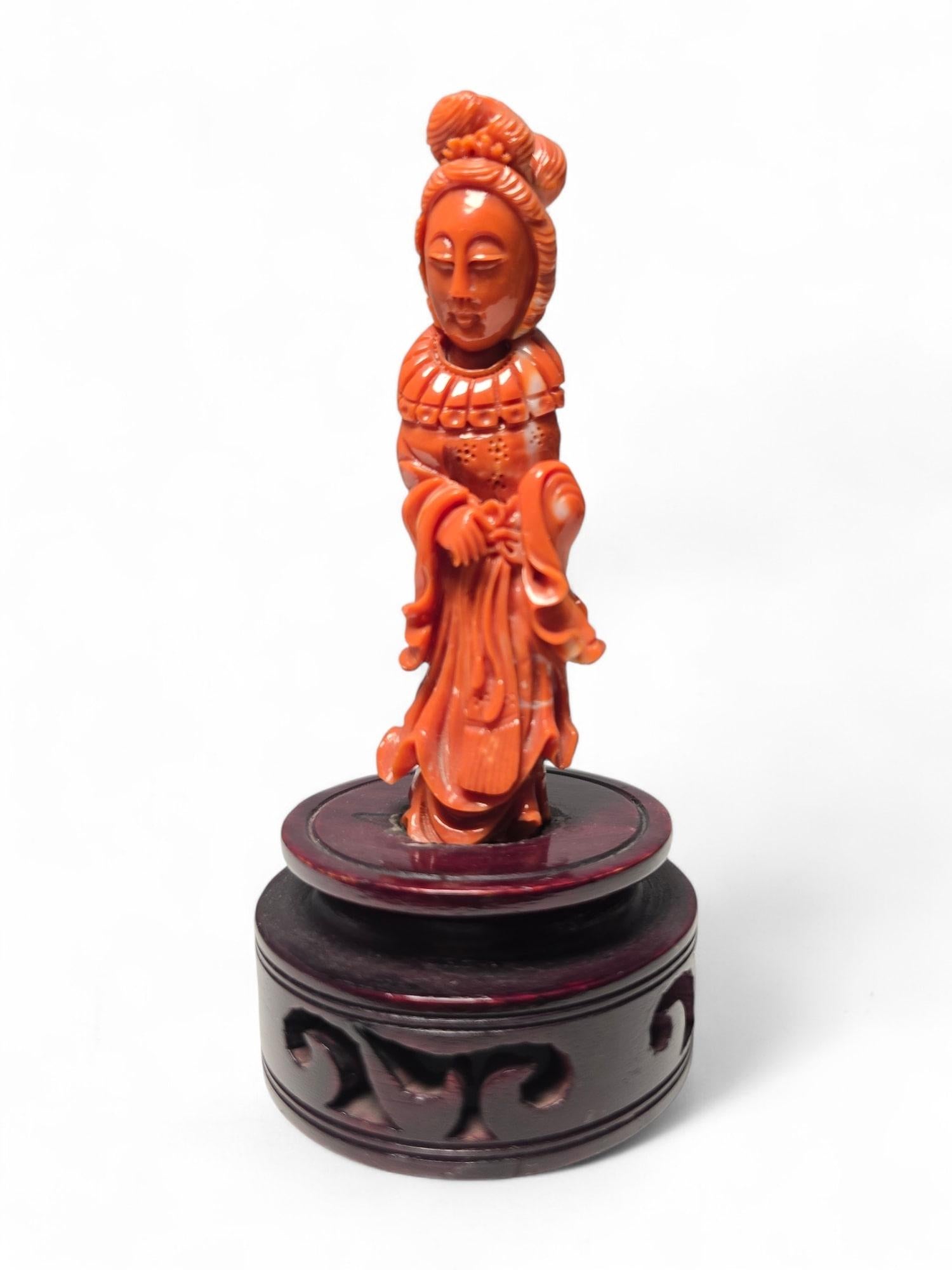 Exquisita Escultura de Coral Rojo de Dama China de 1930 en venta 4