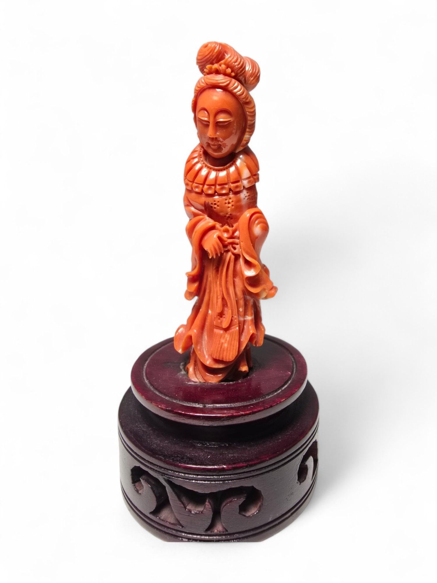 Exquisita Escultura de Coral Rojo de Dama China de 1930 en venta 5