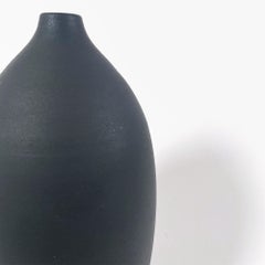 Magnifique soliflore en céramique noire tourné à la main des années 1940