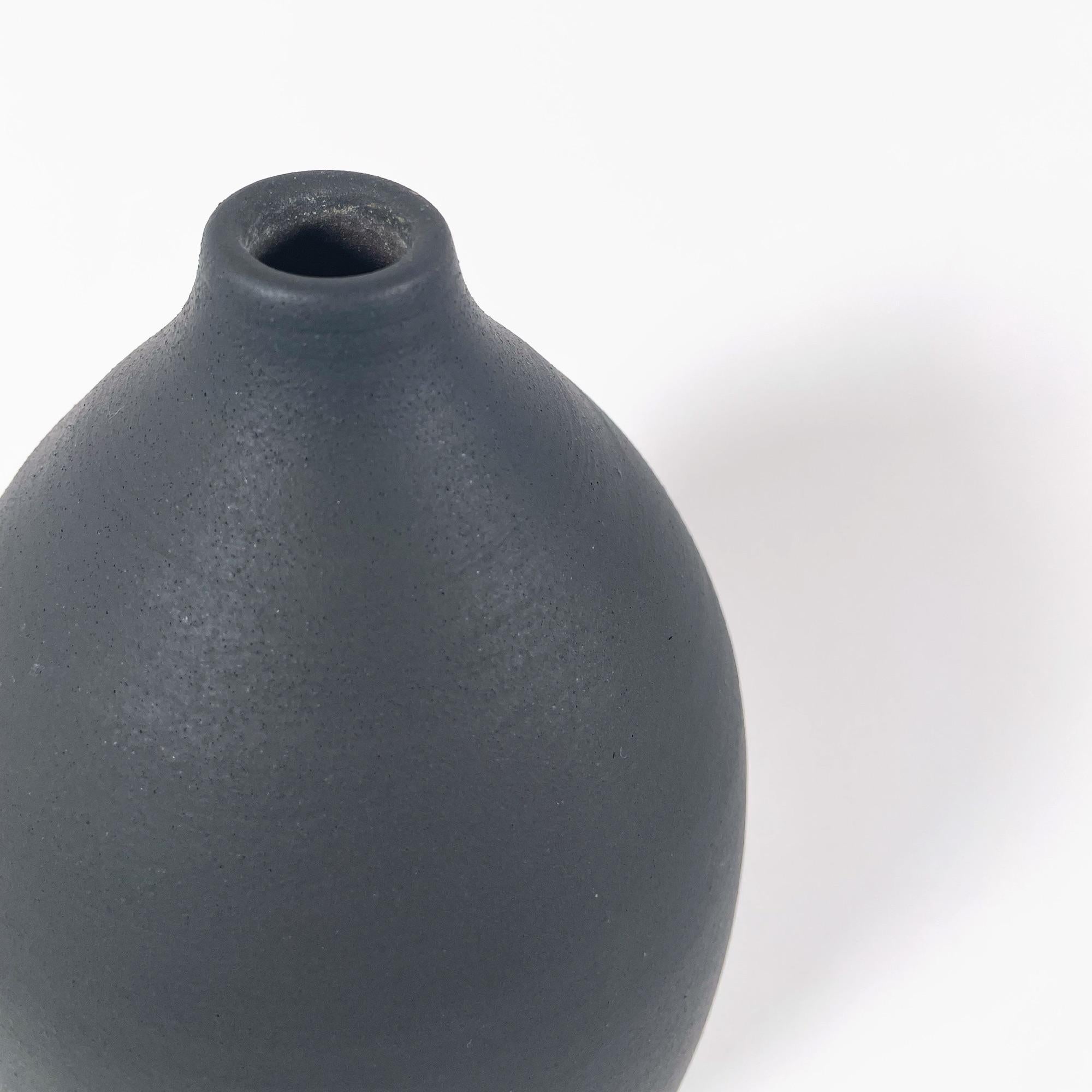 XX secolo Squisito Soliflores in ceramica nera tornito a mano degli anni '40 in vendita