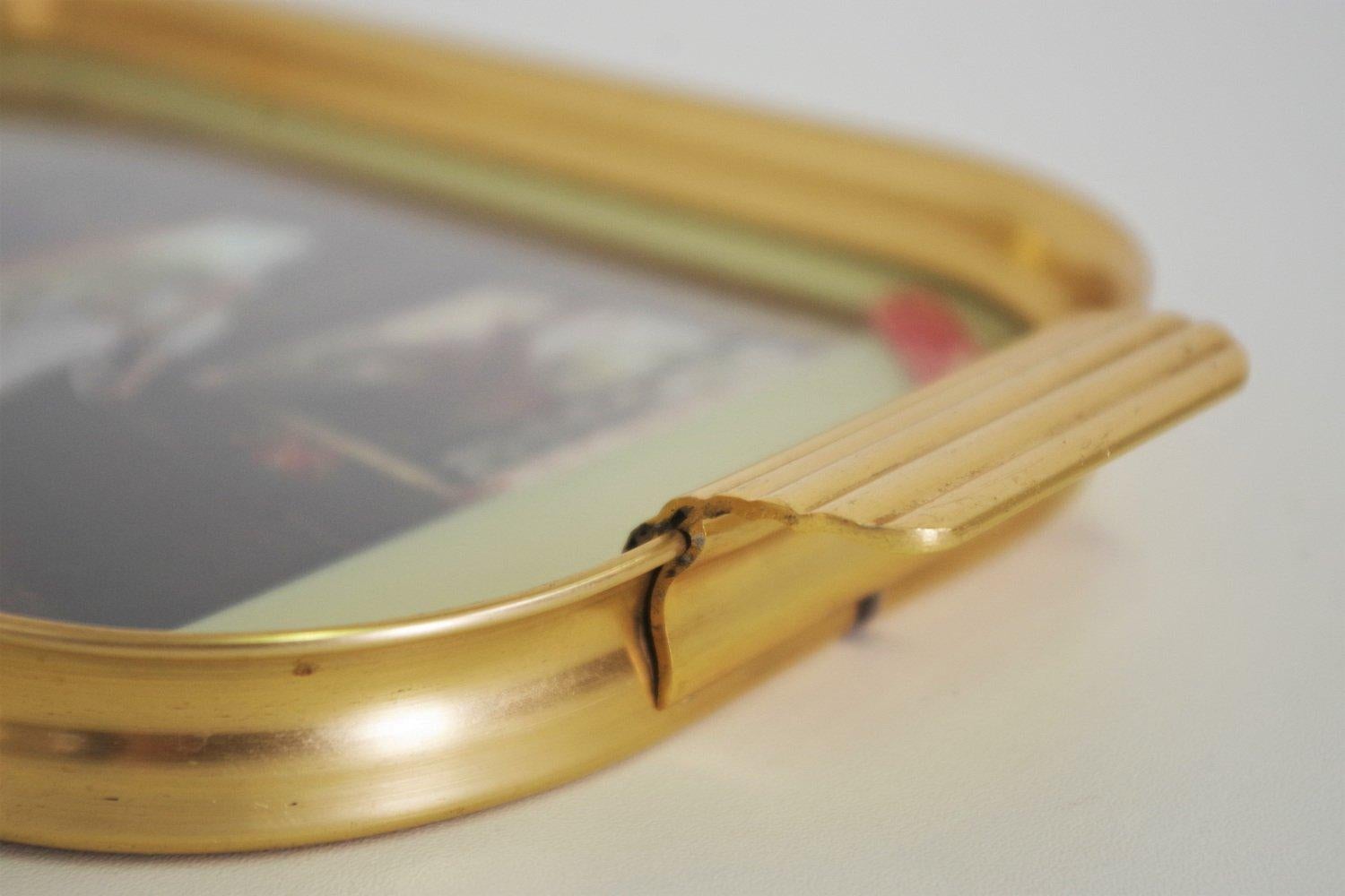 Mid-20th Century Exquis plateau en laiton des années 1950 avec impression anglaise - Vintage Tableware Elegance en vente