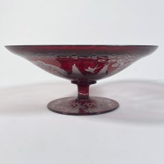 Exquise coupe en verre rouge taillé des années 1950 - Un trésor bohémien