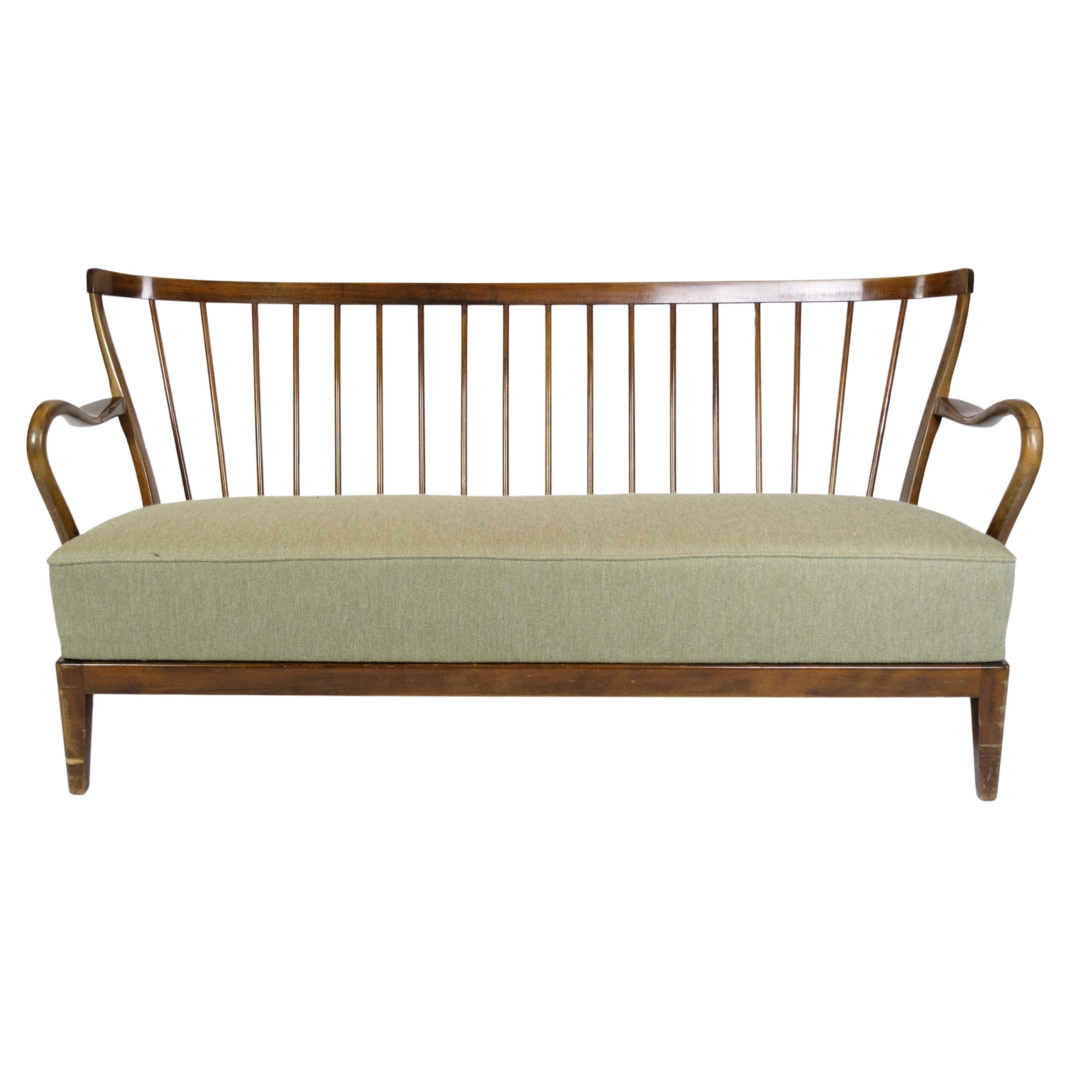 Zeitlose Eleganz: Von Alfred Christiansen entworfenes Sofa aus grün gestreiftem Stoff, gefertigt in Nussbaum von der Slagelse Møbelfabrik um 1950.

Dieses atemberaubende Sofa, das von Alfred Christiansen entworfen und von der Slagelse Møbelfabrik in