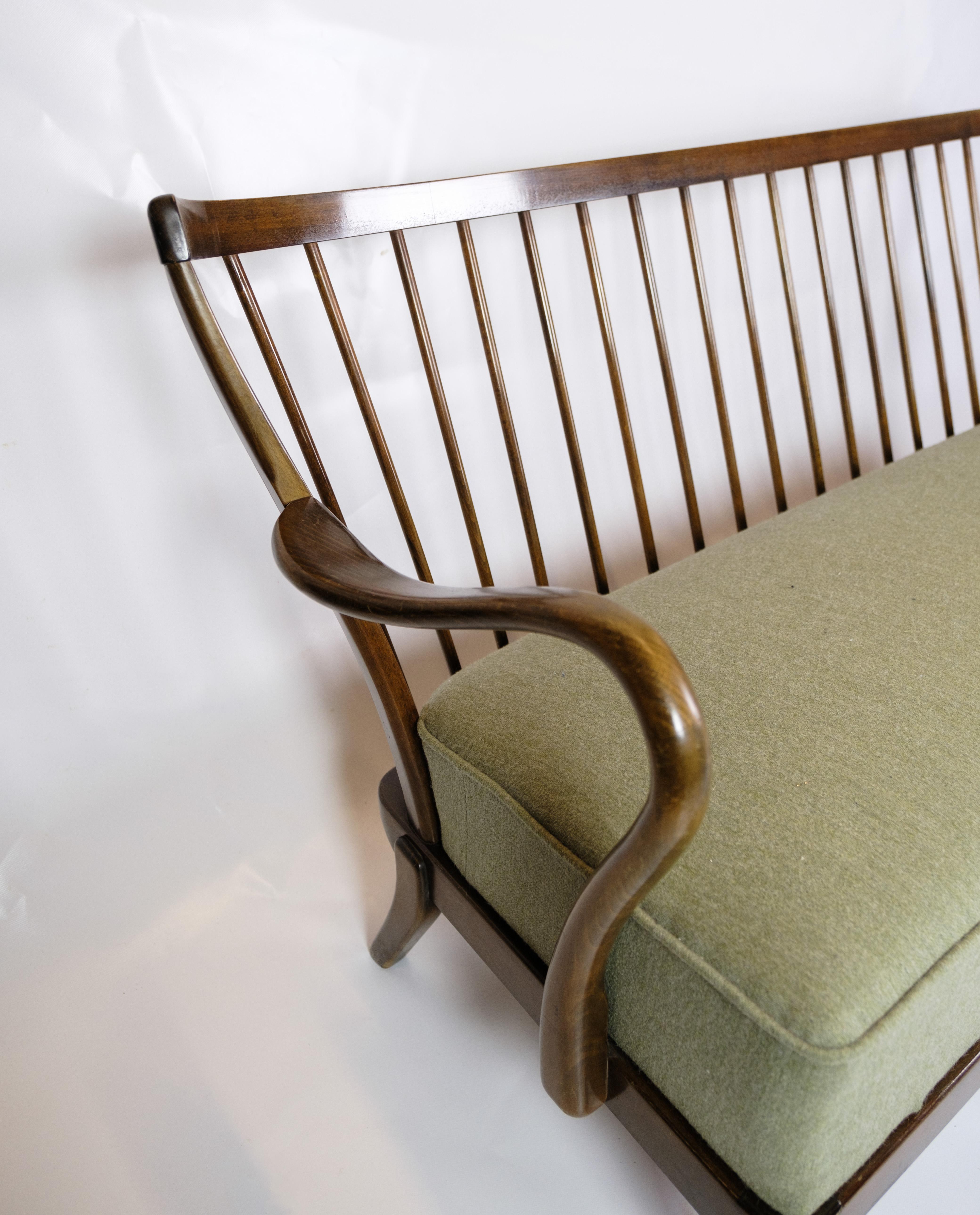 Exquisite 1950s Walnut Sofa by Alfred Christiansen from Slagelse Møbelfabrik In Good Condition For Sale In Lejre, DK