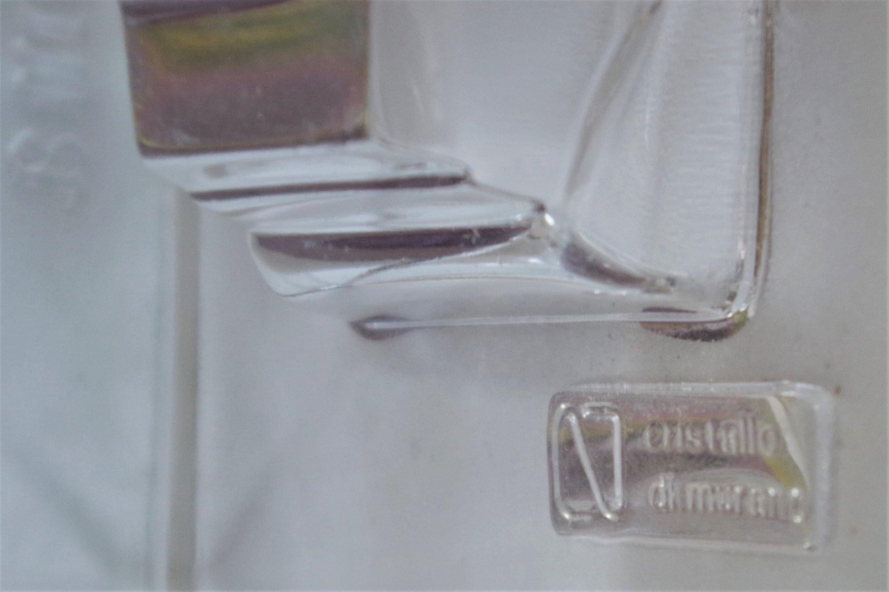 Exquisite 1980er Murano Kristall Prisma Lanze Briefbeschwerer

Dieser wunderschöne Briefbeschwerer aus den 1980er Jahren, ein außergewöhnliches Beispiel für authentische italienische Handwerkskunst, wertet Ihre Einrichtung auf. Diese einzigartige