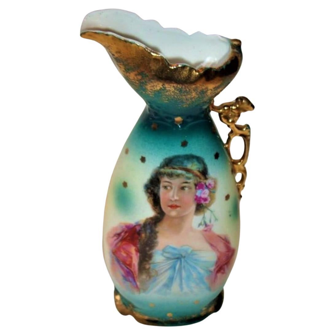   Exquis vase autrichien du 19ème siècle peint à la main, représentant une dame royale de Vienne