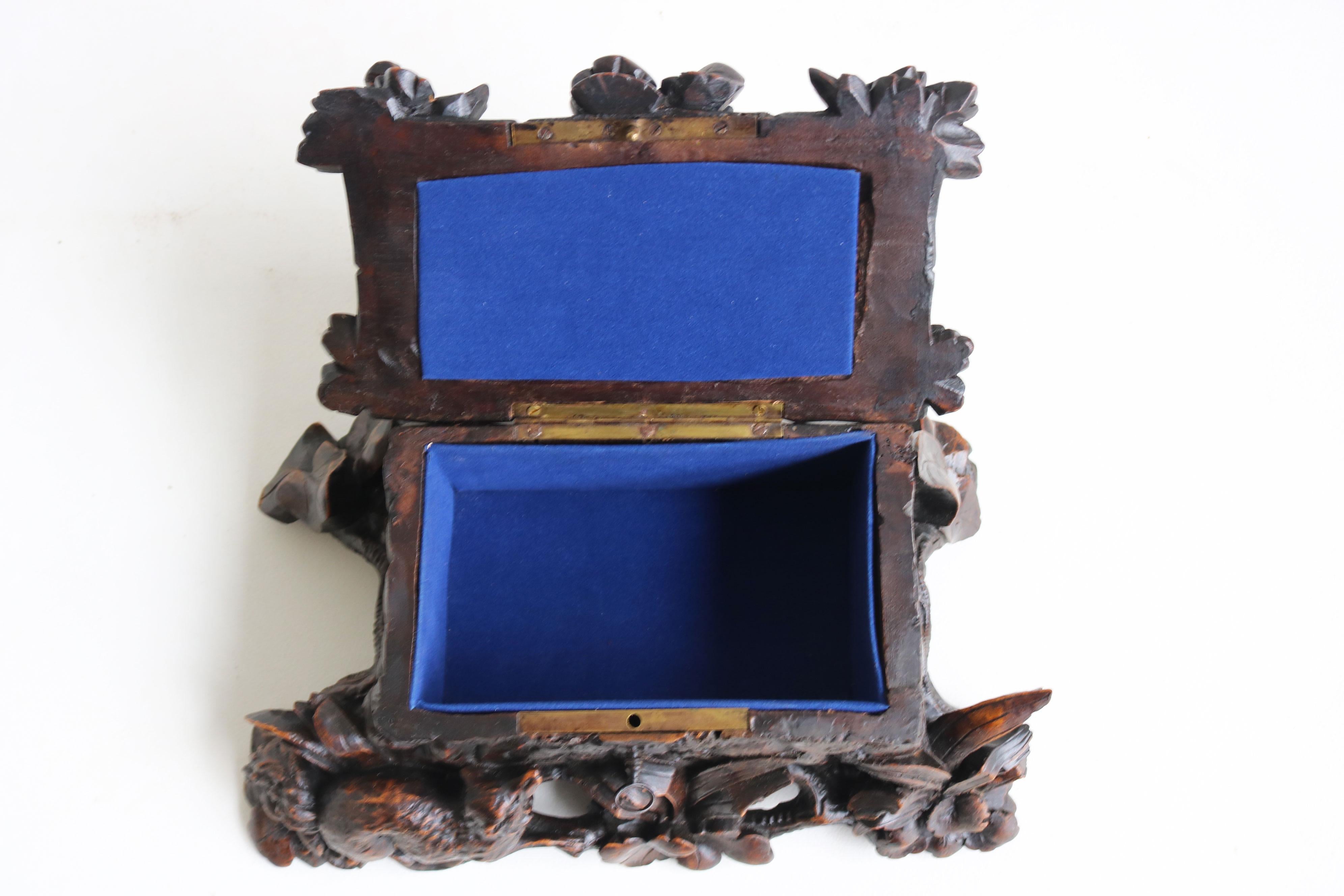 Exquisite 19th Century antique Swiss fully hand carved Black forest Jewelry box In Good Condition For Sale In Ijzendijke, NL