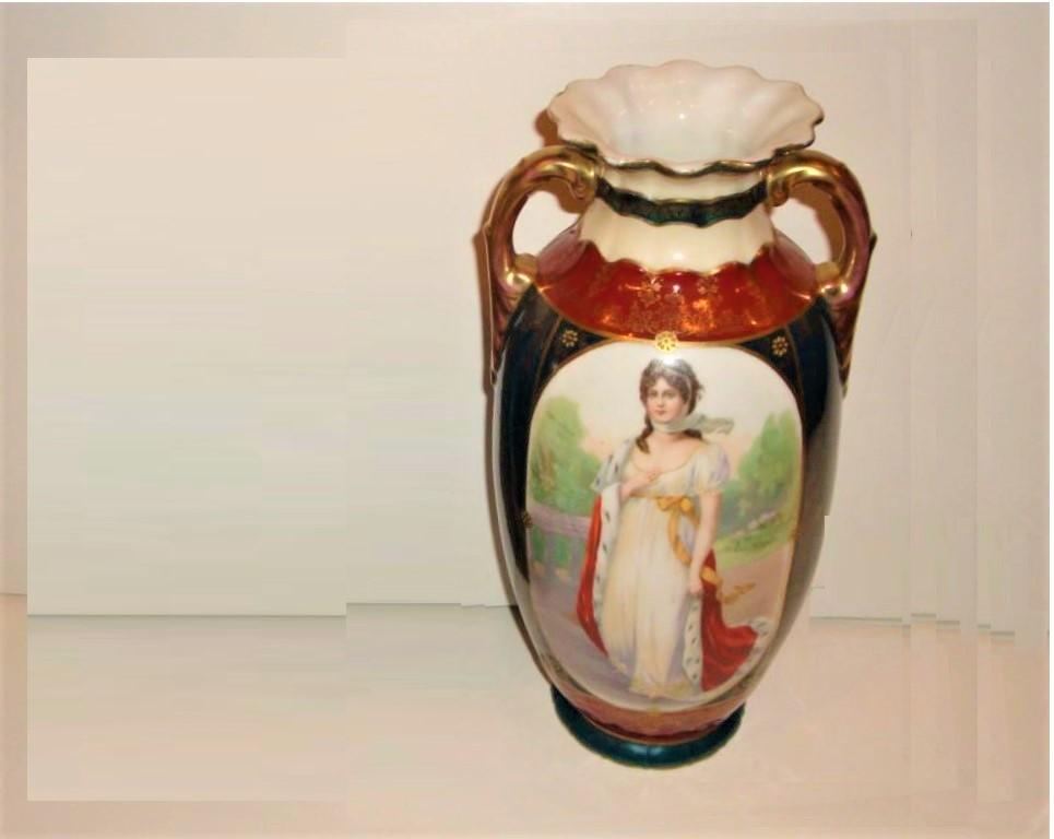 Les pièces suivantes que nous proposons sont un magnifique vase Urne à centre de table en porcelaine autrichienne de Vienne royale avec Handels. Le vase est orné de 6 petites fleurs dorées en relief et de portraits d'une belle jeune fille sur le