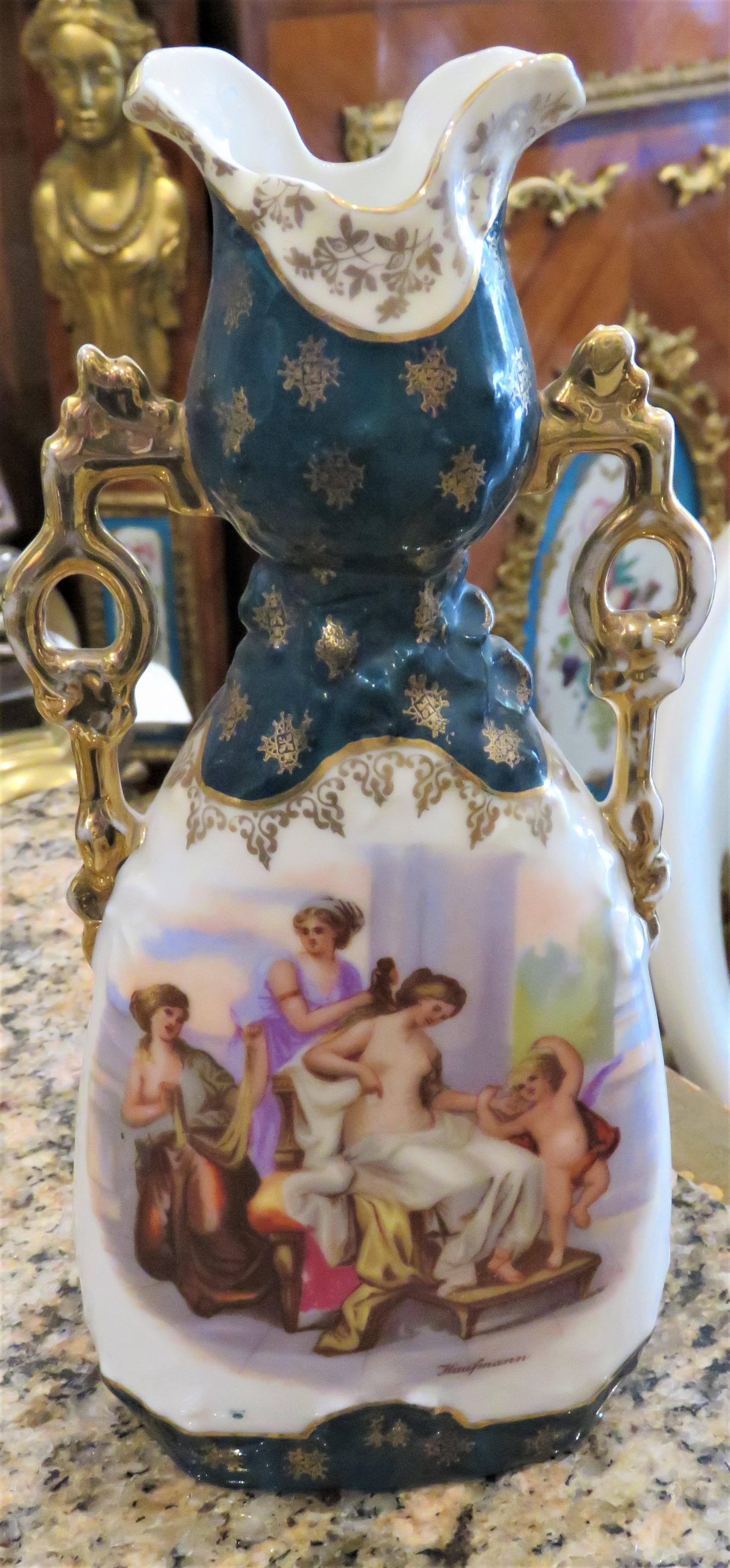 Der folgende Artikel, den wir anbieten, ist eine sehr feine, prächtige königlich-wienerisch-österreichische Kaufmann-Porzellan-Vase. Die Vase zeigt ein Porträt von im Freien sitzenden Jungfrauen mit einem Kind. Feine Details mit Goldakzenten auf