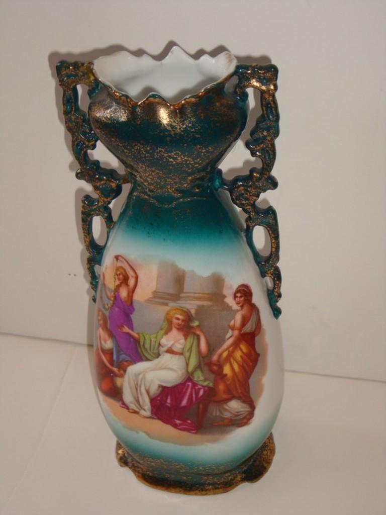 Der folgende Artikel, den wir anbieten, ist eine sehr feine, prächtige königlich-wienerisch-österreichische Kaufmann-Porzellan-Vase. Die Vase zeigt ein Porträt von im Freien sitzenden Jungfrauen mit einem Kind. Feine Details mit Goldakzenten auf