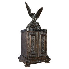 Humidor exquis du 19ème siècle Black Forest Cabinet sculpté à la main Aigle monté