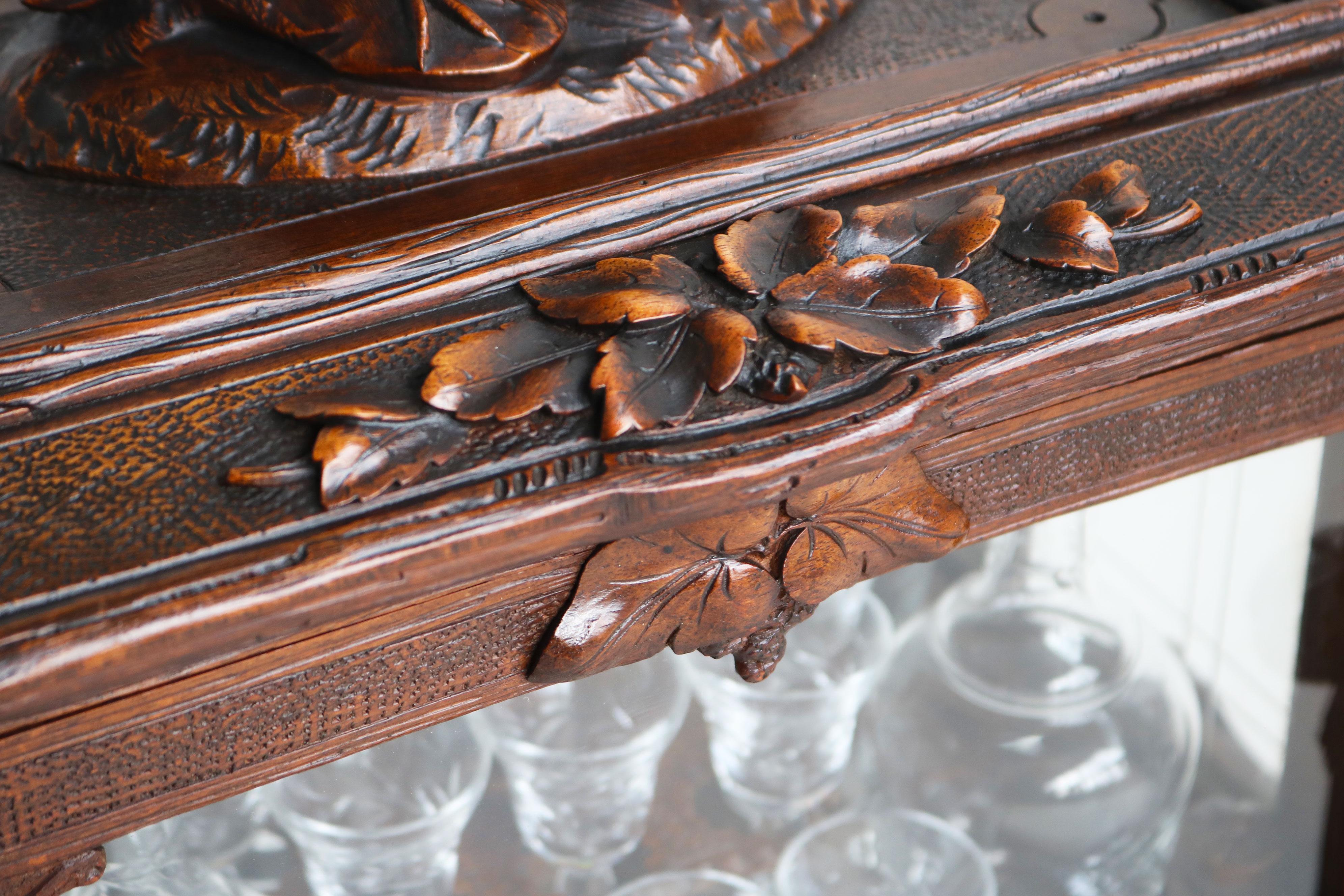 Exquise boîte à liqueurs Black Forest du 19e siècle, intérieur complet en noyer Tantalus en vente 2