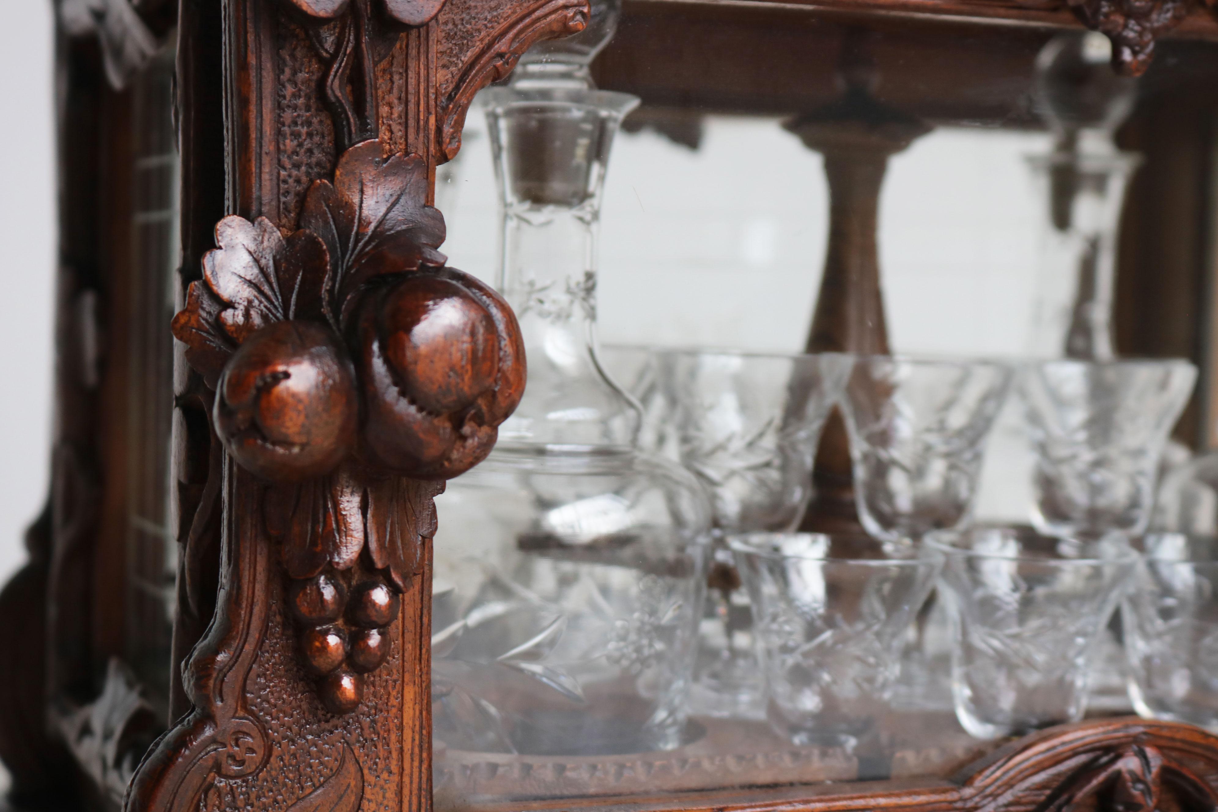 Exquise boîte à liqueurs Black Forest du 19e siècle, intérieur complet en noyer Tantalus en vente 3