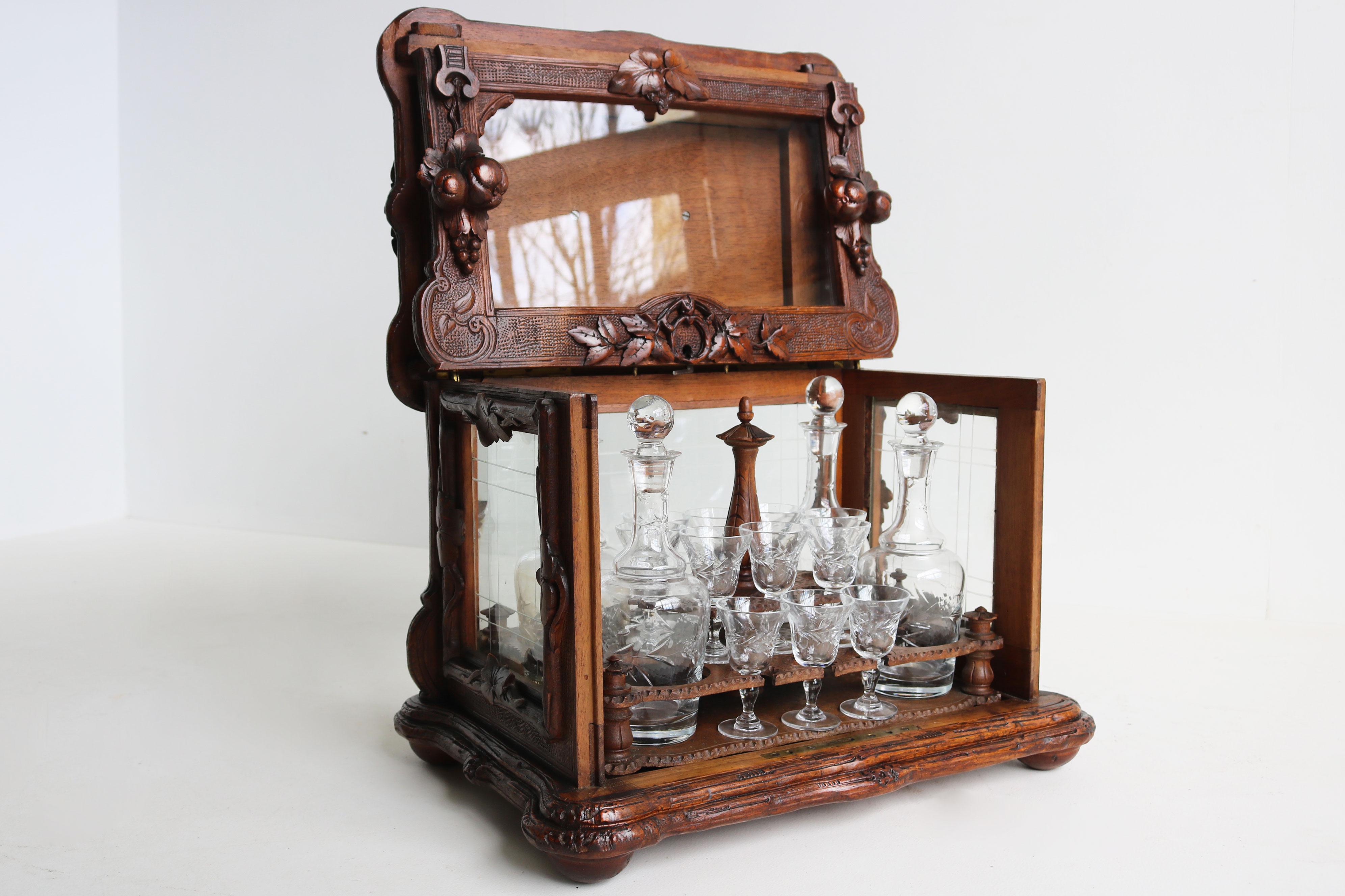 Exquise boîte à liqueurs Black Forest du 19e siècle, intérieur complet en noyer Tantalus en vente 4