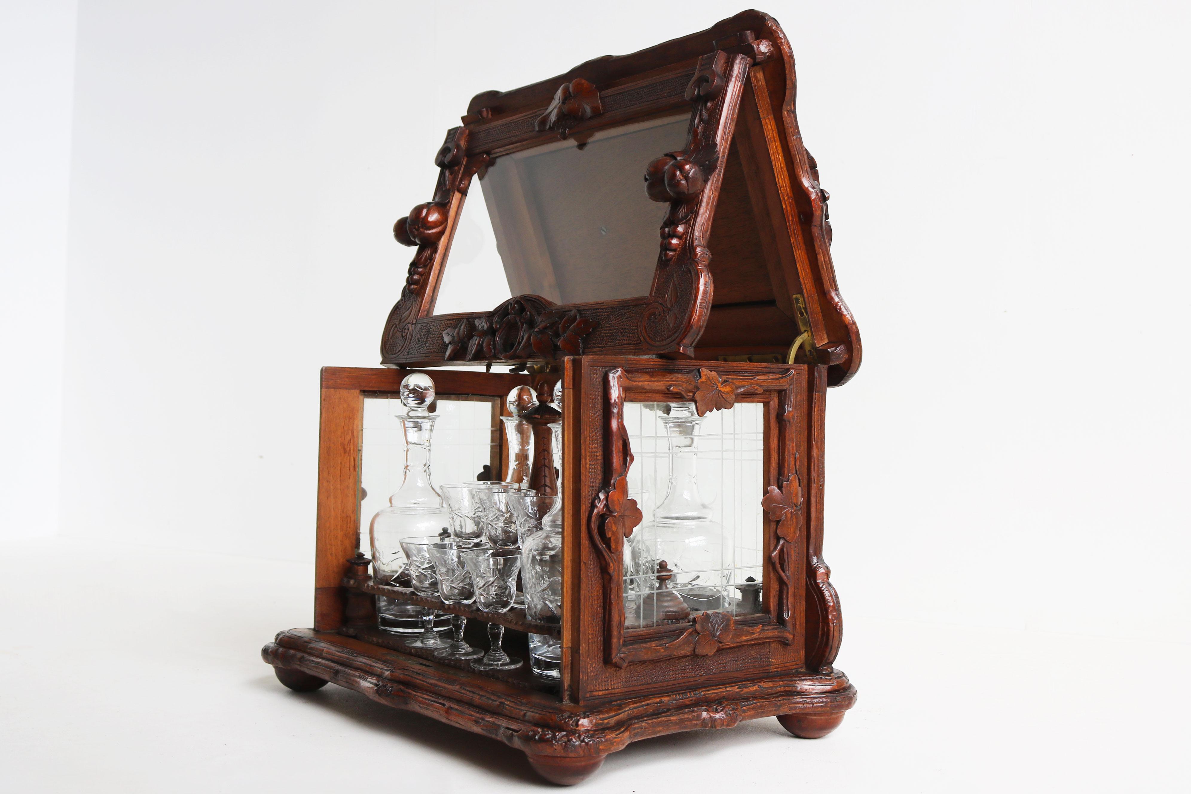 Exquise boîte à liqueurs Black Forest du 19e siècle, intérieur complet en noyer Tantalus en vente 6