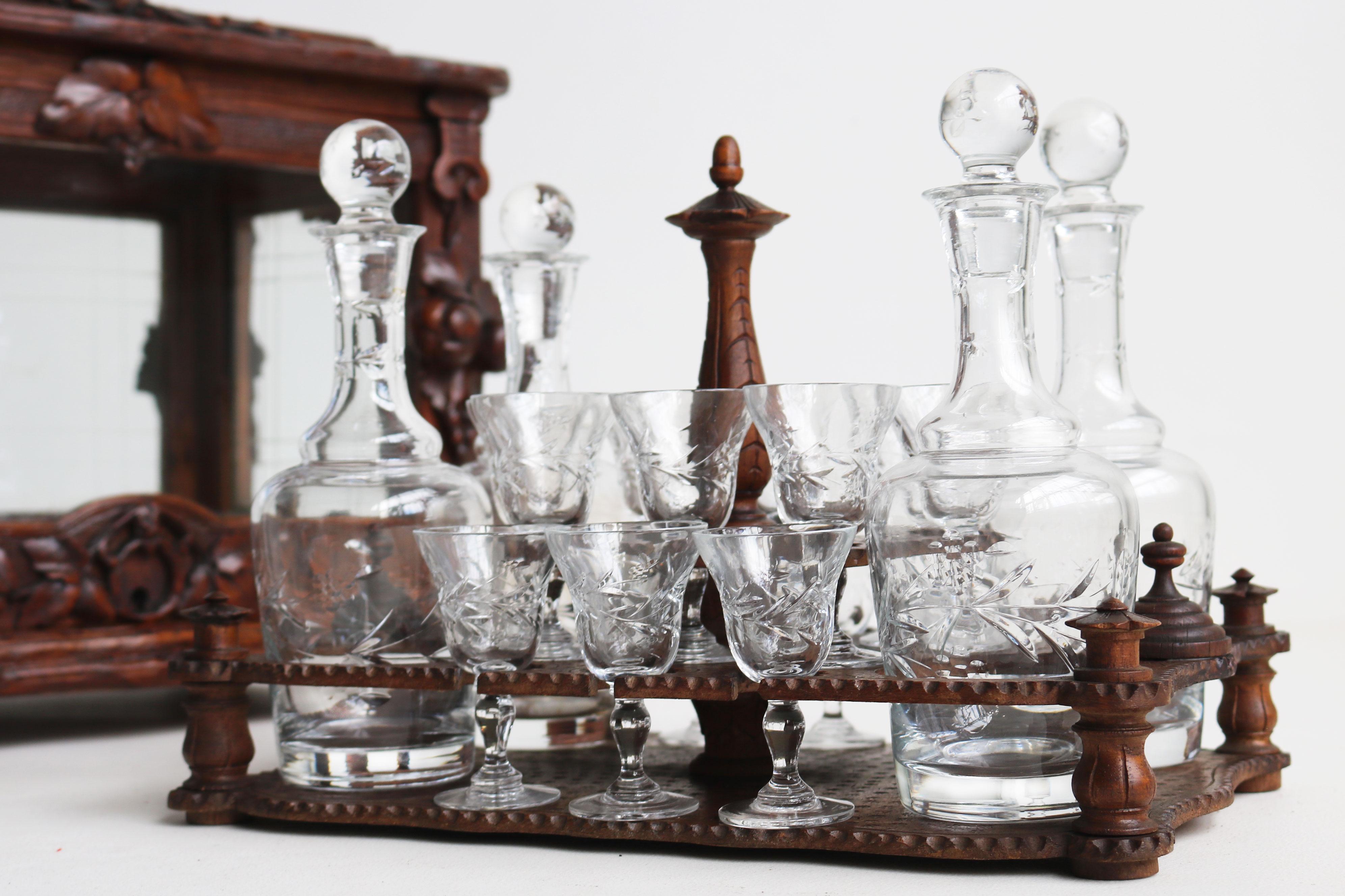 Exquise boîte à liqueurs Black Forest du 19e siècle, intérieur complet en noyer Tantalus en vente 8