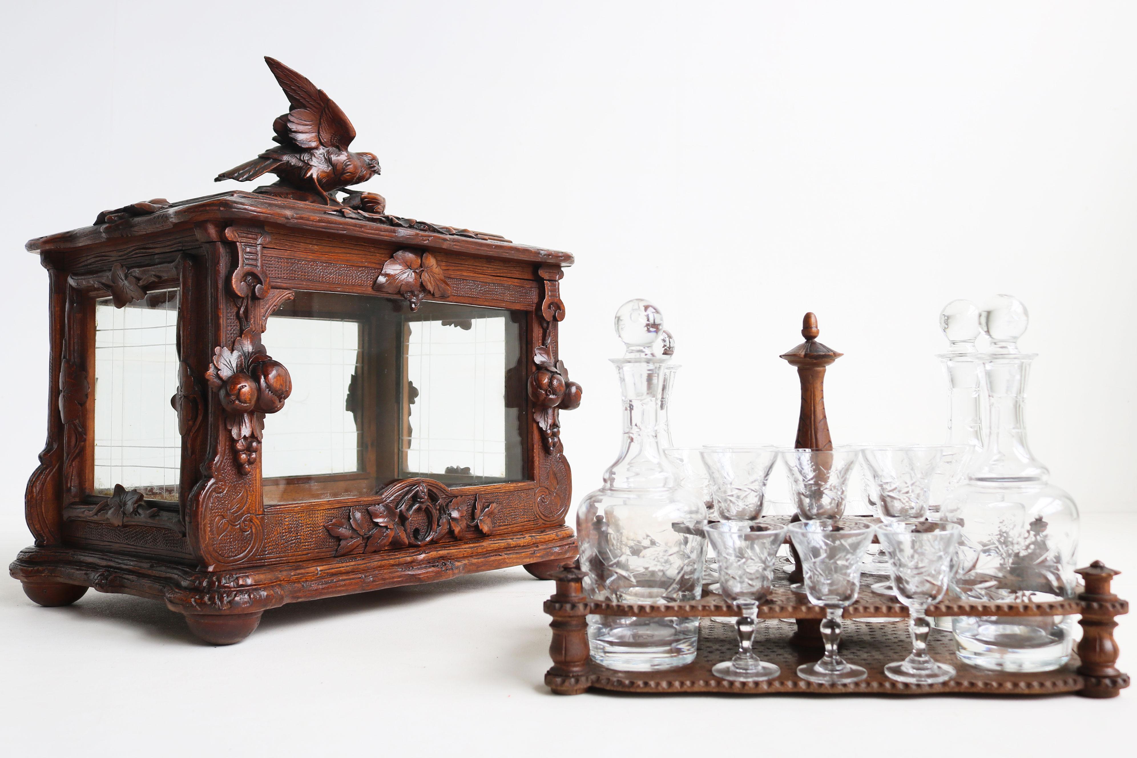 Exquise boîte à liqueurs Black Forest du 19e siècle, intérieur complet en noyer Tantalus en vente 9