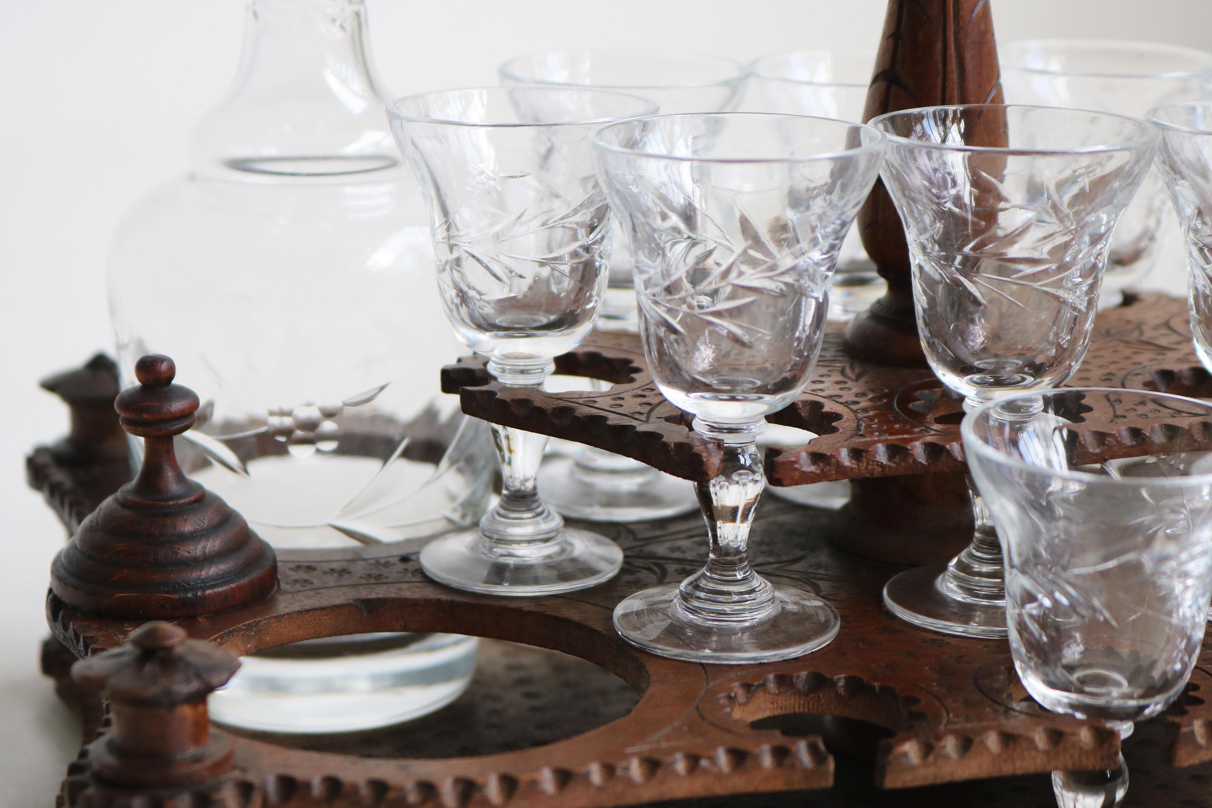 Exquise boîte à liqueurs Black Forest du 19e siècle, intérieur complet en noyer Tantalus en vente 10