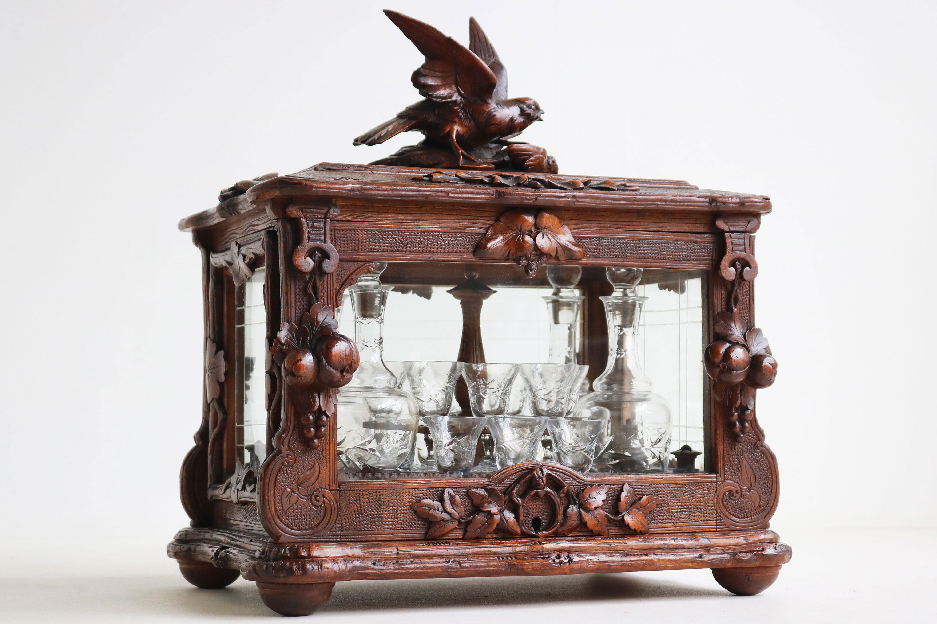Améliorez votre espace bar avec cette exceptionnelle boîte à liqueur ancienne française en bois noir, ou 