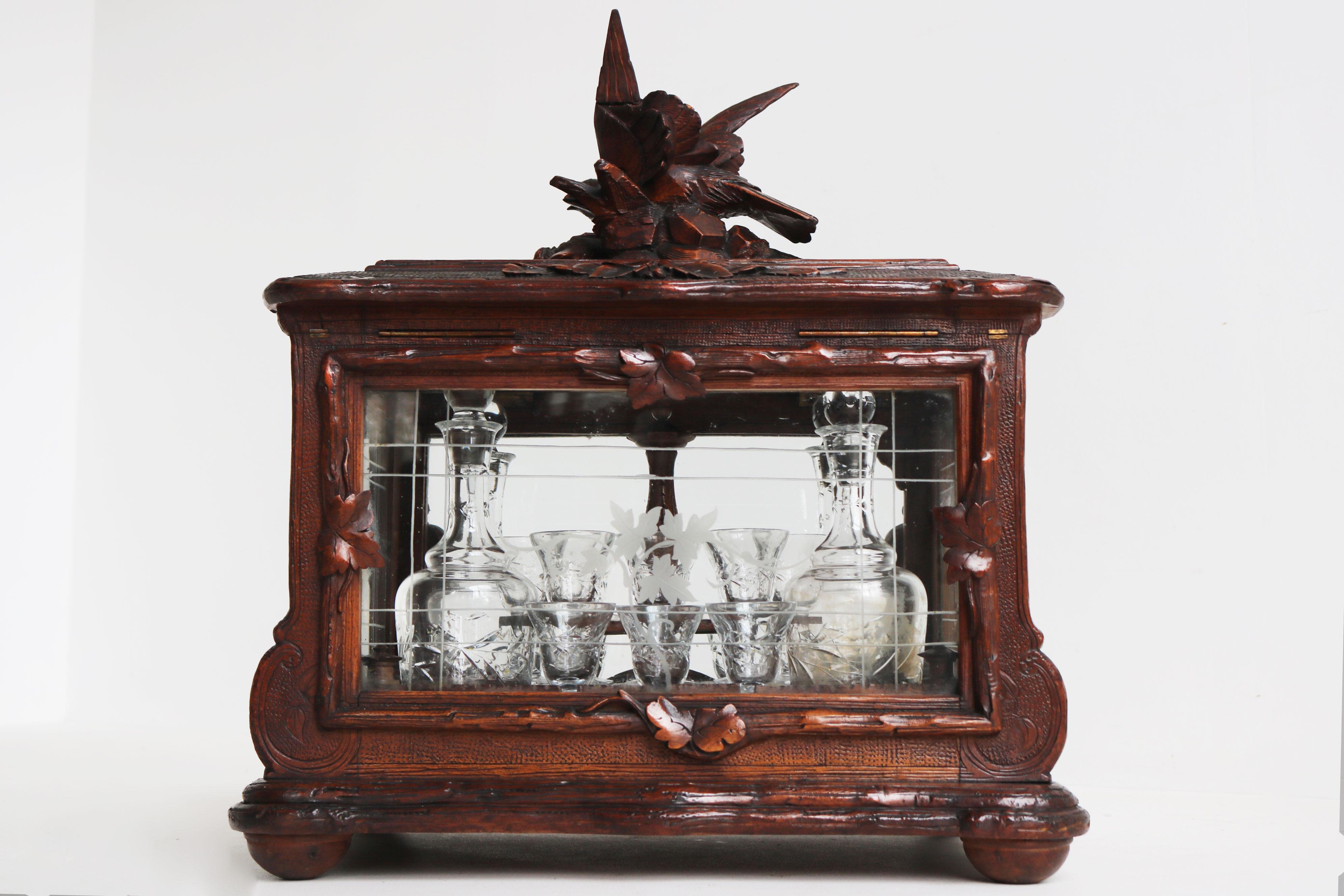 Exquise boîte à liqueurs Black Forest du 19e siècle, intérieur complet en noyer Tantalus en vente 12