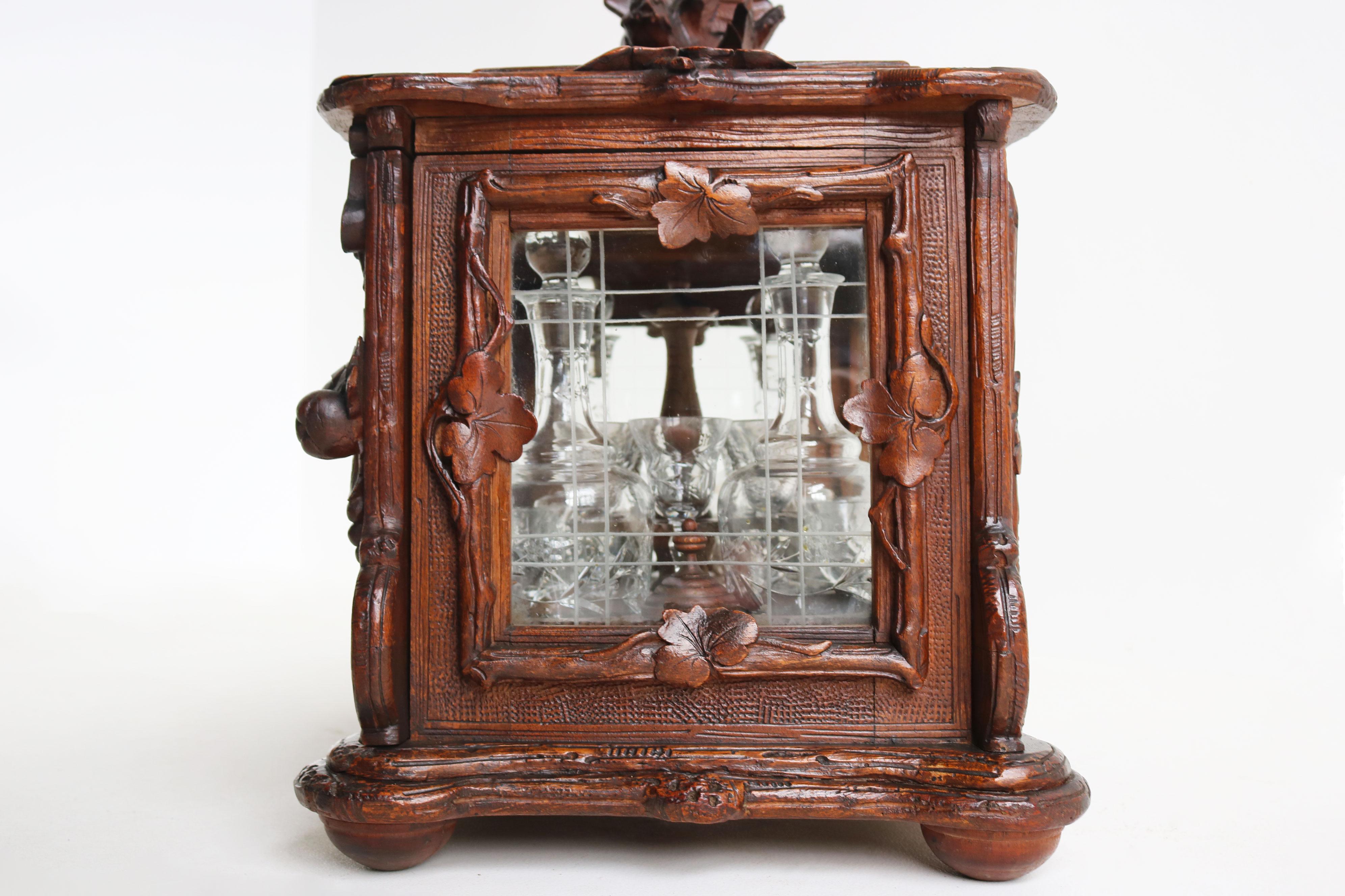 Forêt-Noire Exquise boîte à liqueurs Black Forest du 19e siècle, intérieur complet en noyer Tantalus en vente