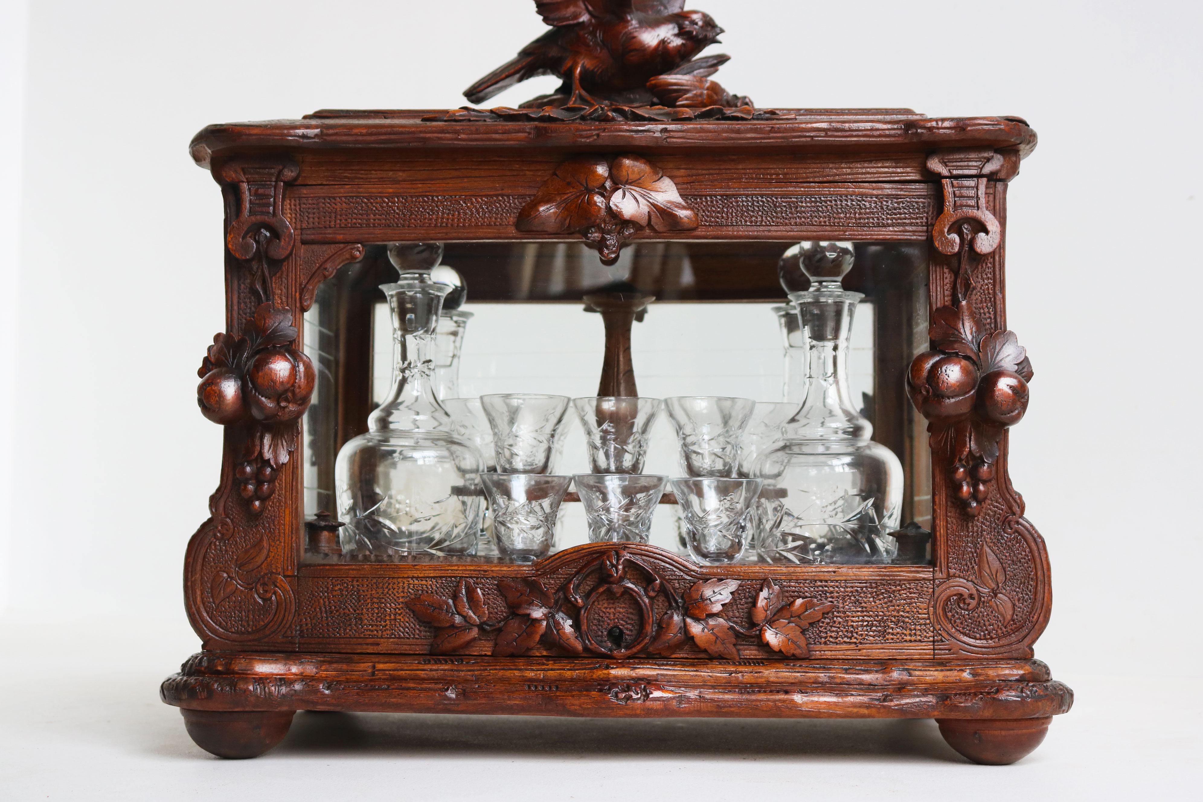 Sculpté Exquise boîte à liqueurs Black Forest du 19e siècle, intérieur complet en noyer Tantalus en vente