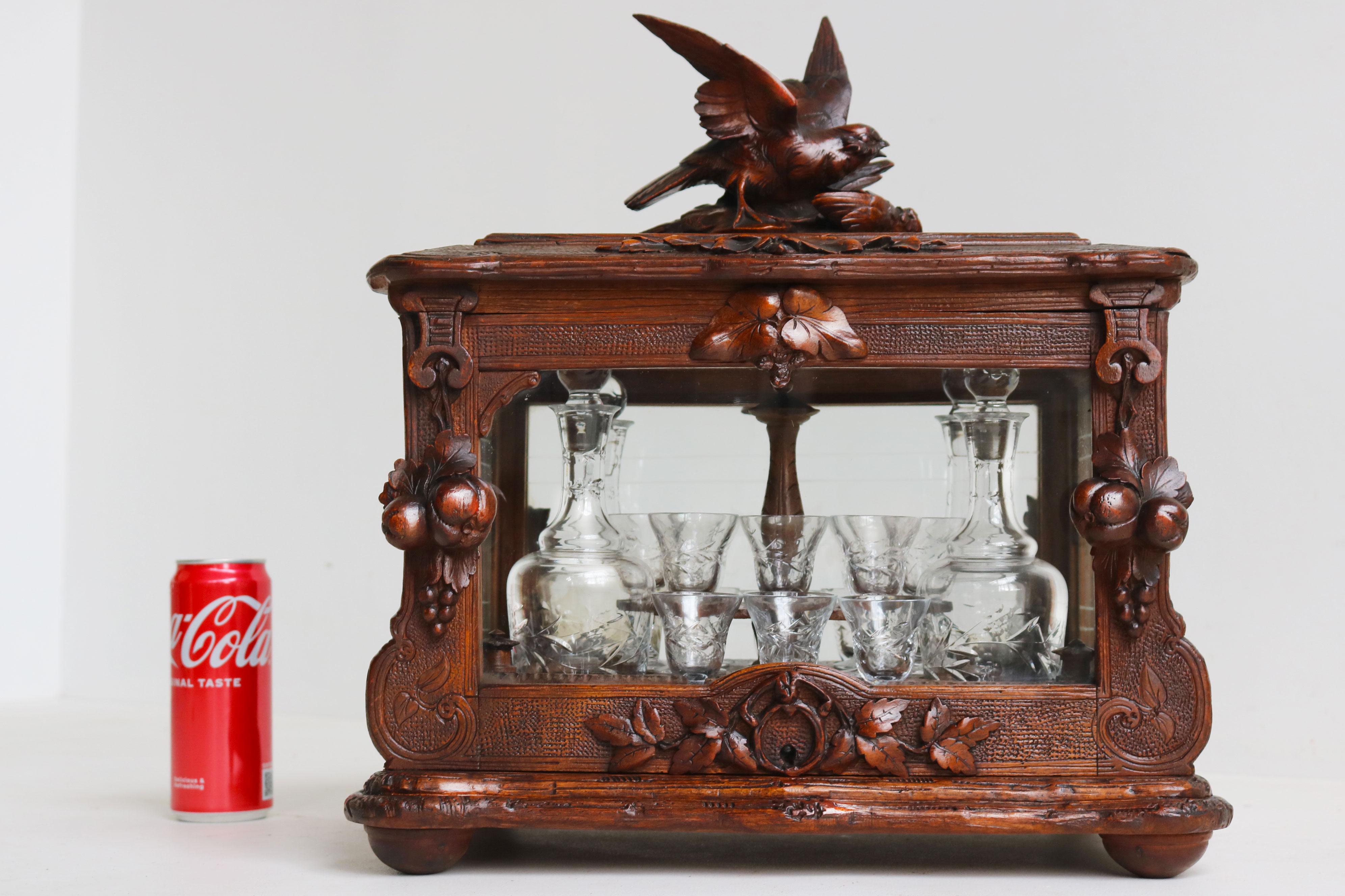 Exquise boîte à liqueurs Black Forest du 19e siècle, intérieur complet en noyer Tantalus Bon état - En vente à Ijzendijke, NL