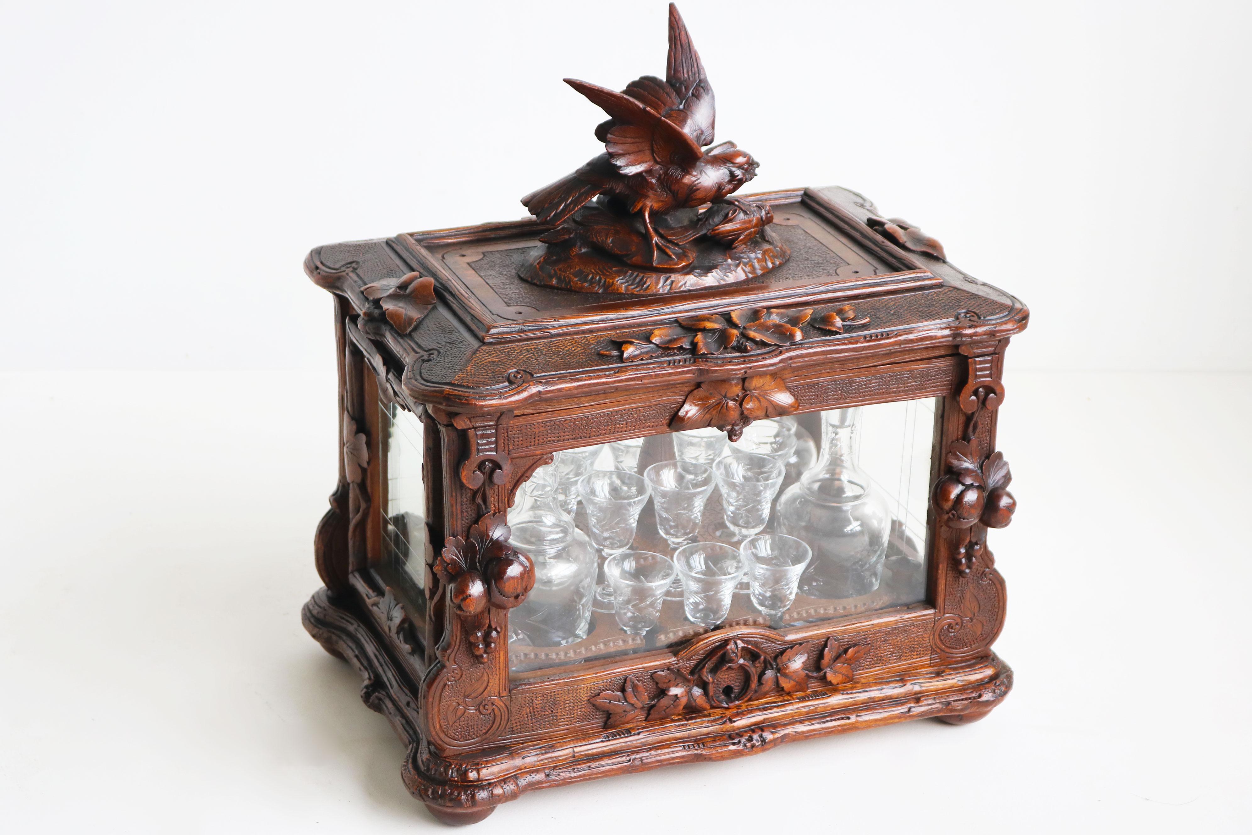 XIXe siècle Exquise boîte à liqueurs Black Forest du 19e siècle, intérieur complet en noyer Tantalus en vente