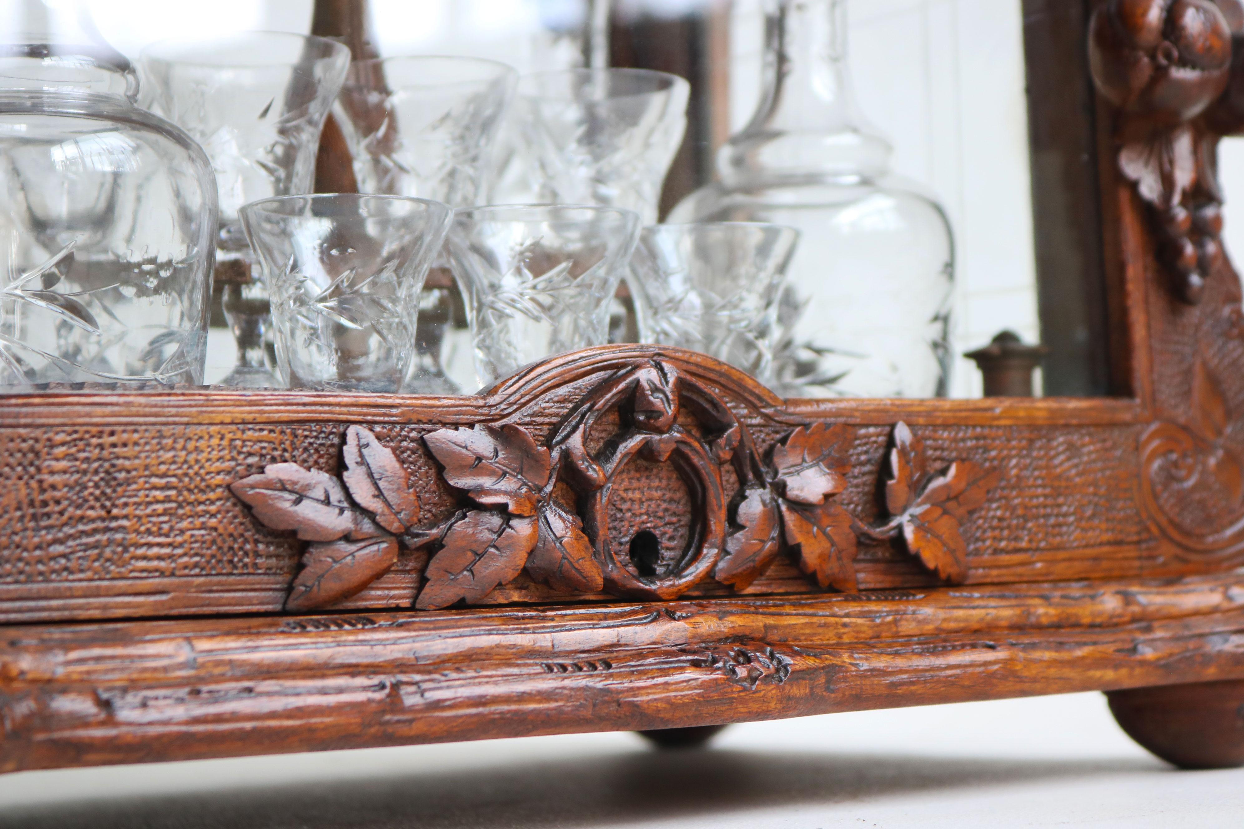 Exquise boîte à liqueurs Black Forest du 19e siècle, intérieur complet en noyer Tantalus en vente 1