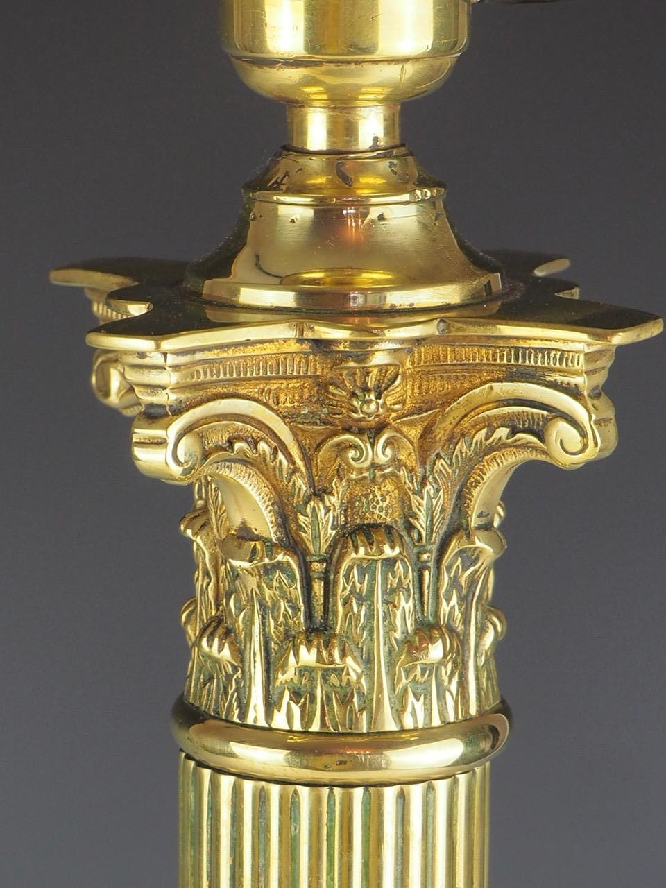 Magnifique lampe de table corinthienne en laiton du 19ème siècle en vente 4