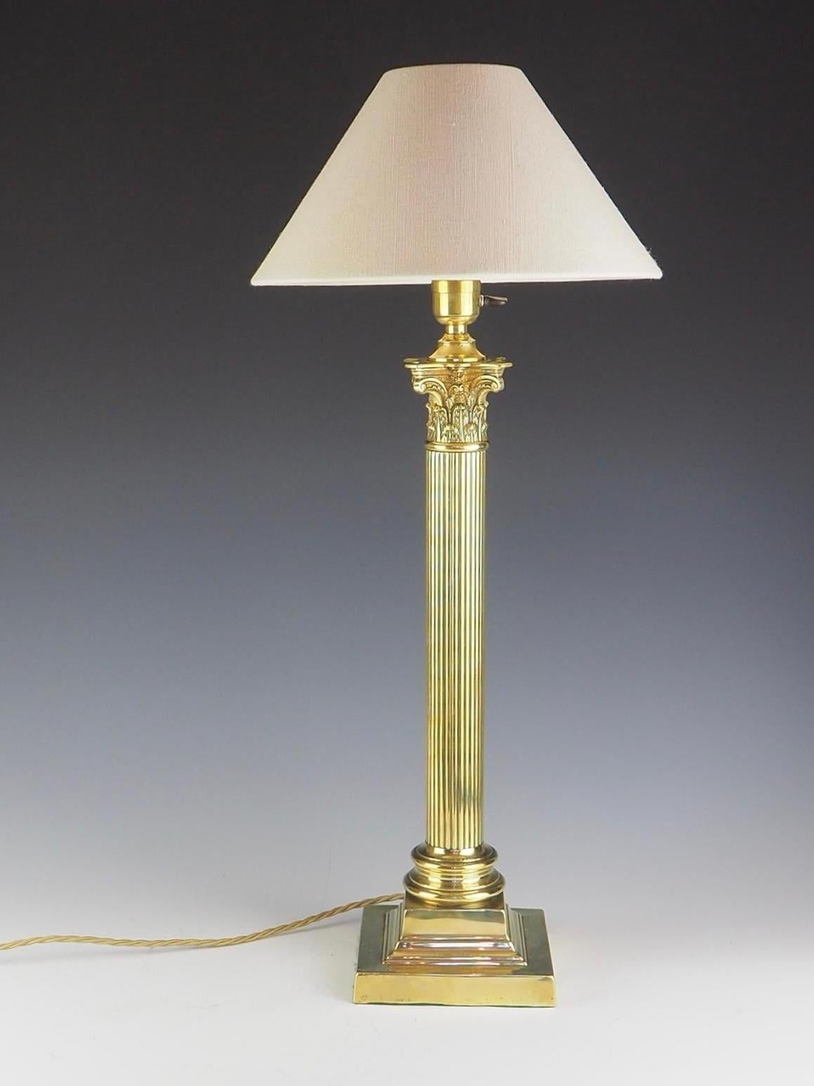 Magnifique lampe de table corinthienne en laiton du 19ème siècle en vente 5