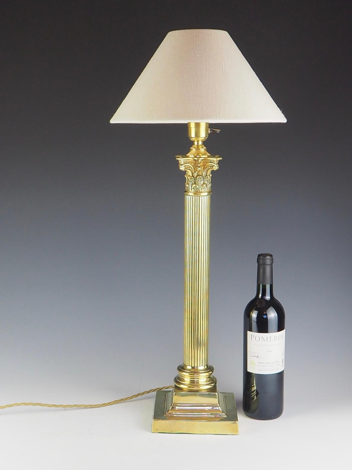 Magnifique lampe de table corinthienne en laiton du 19ème siècle en vente 6