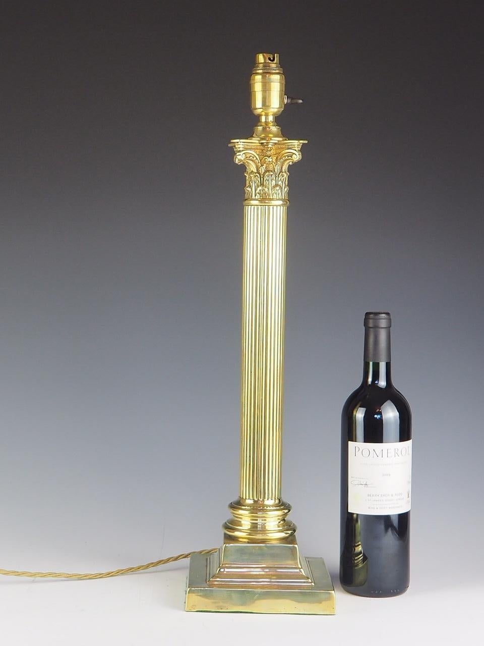 Magnifique lampe de table corinthienne en laiton du 19ème siècle en vente 7