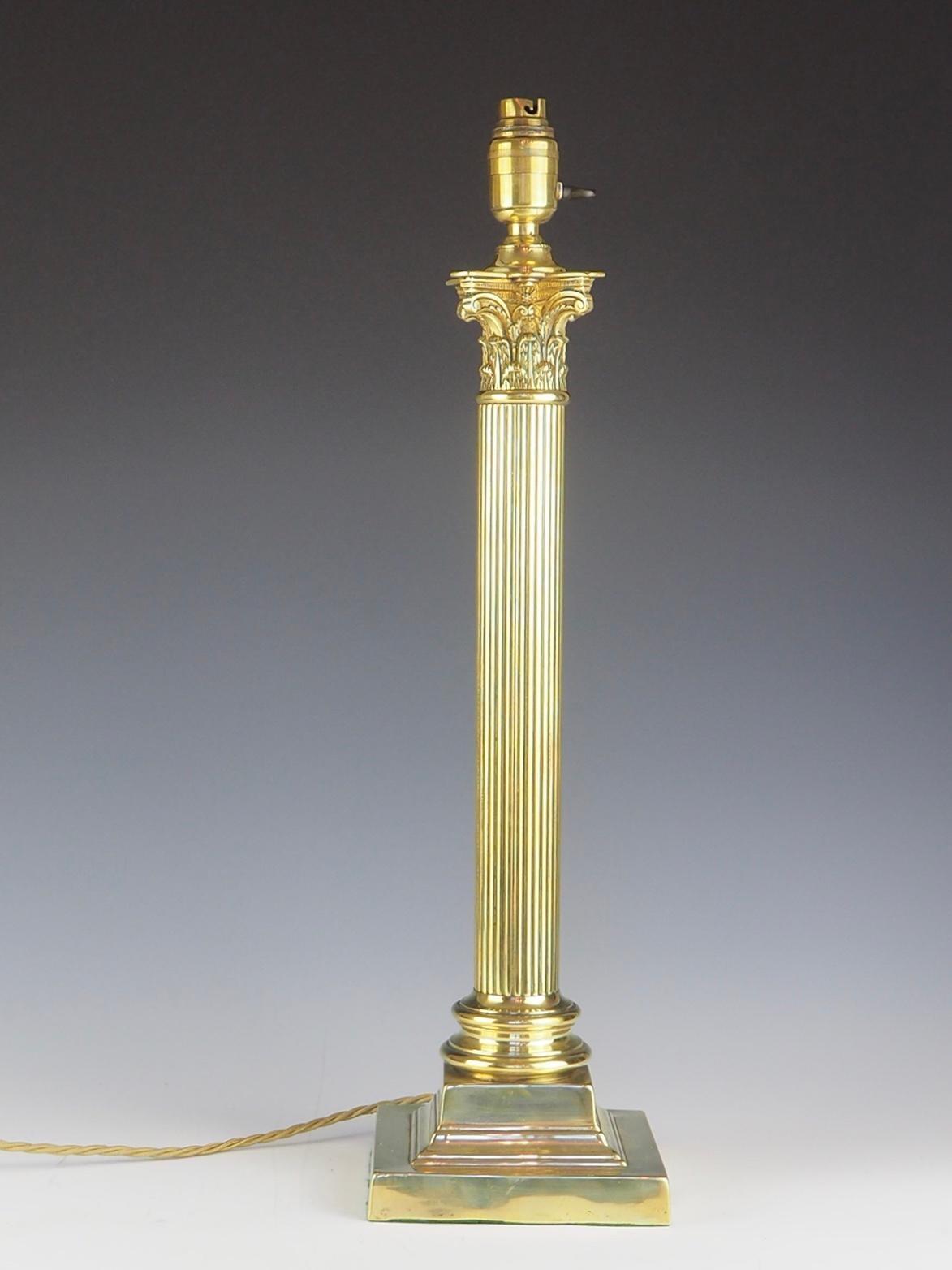 Magnifique lampe de table corinthienne en laiton du 19ème siècle en vente 8