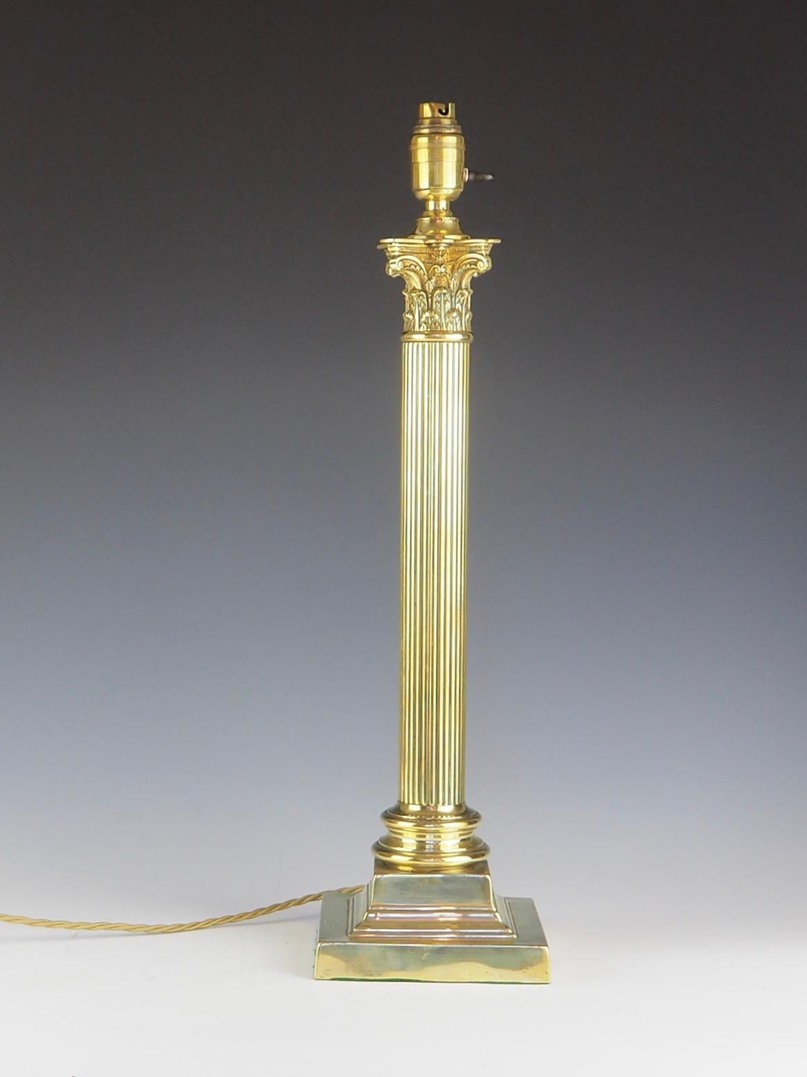 Magnifique lampe de table corinthienne en laiton du 19ème siècle en vente 9