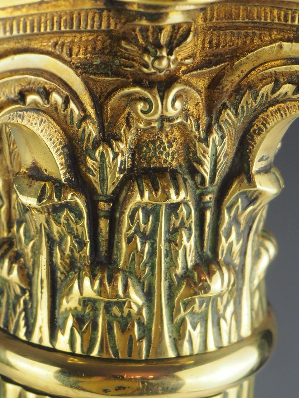 Laiton Magnifique lampe de table corinthienne en laiton du 19ème siècle en vente