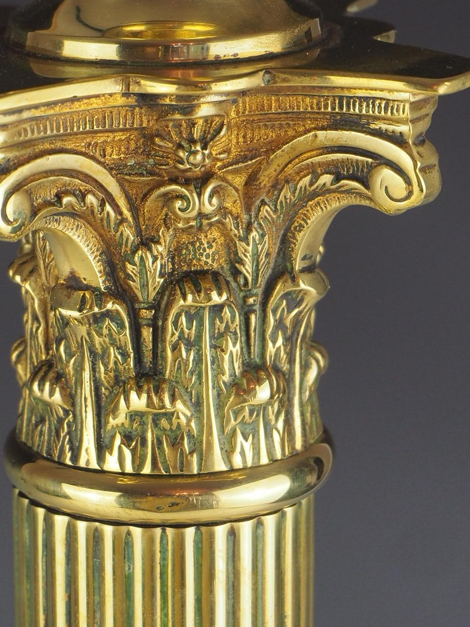 Magnifique lampe de table corinthienne en laiton du 19ème siècle en vente 1