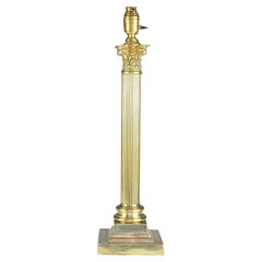Squisita lampada da tavolo corinzia in ottone del XIX secolo